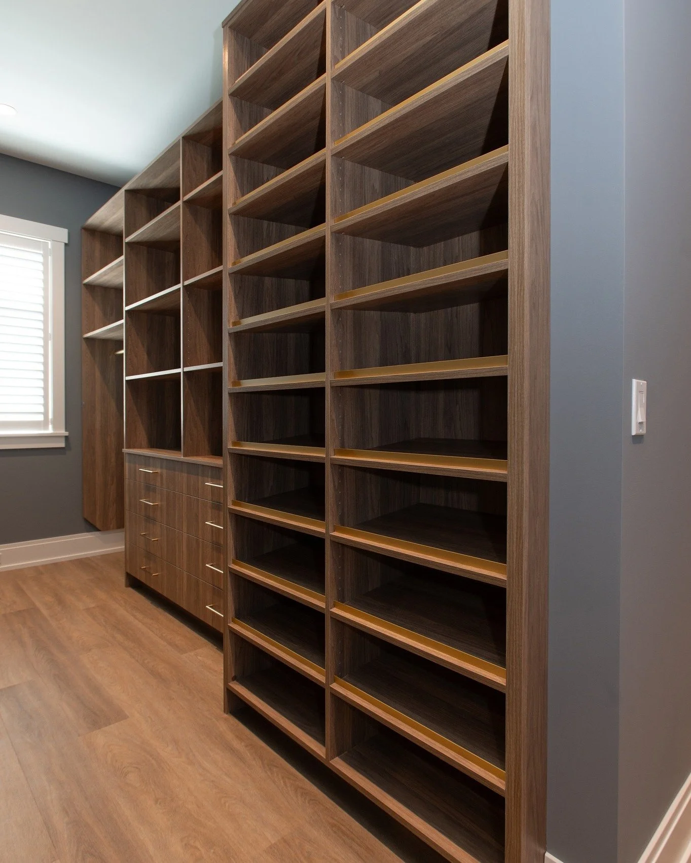 Designed with intention, built with craftsmanship. A Benchmark Wood Studio custom closet makes seasonal transitions effortless, with storage that&rsquo;s as beautiful as it is functional.

#benchmarkwoodstudio #millwork #customcabinetry #customcloset