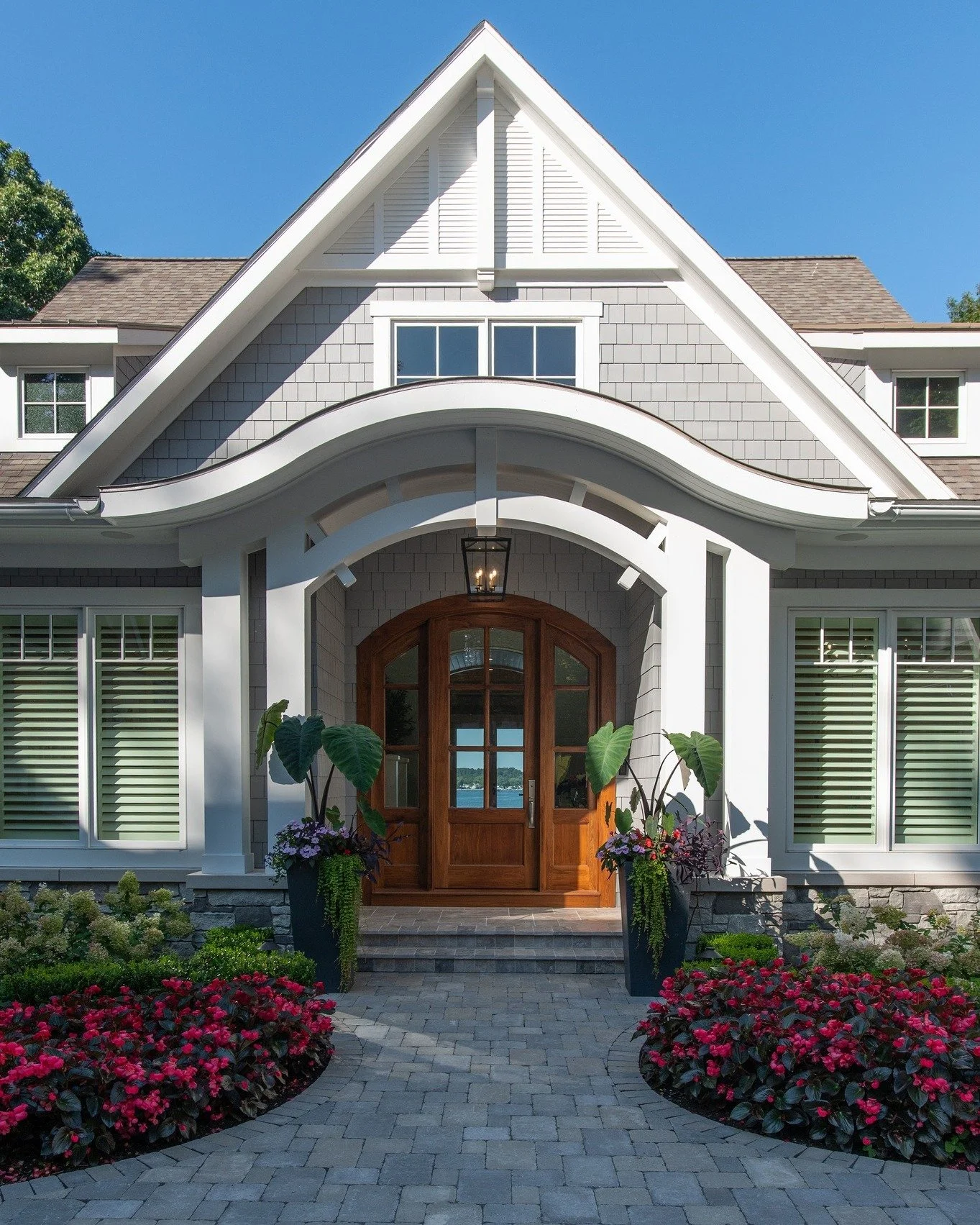 Nothing says &ldquo;welcome home&rdquo; quite like a custom walnut entry door glowing in the sunlight. Built to last, designed to be admired.

#benchmarkwoodstudio #mikeschaapbuilders #msbBaywoods #walnutfrontdoor #frontentrydesign