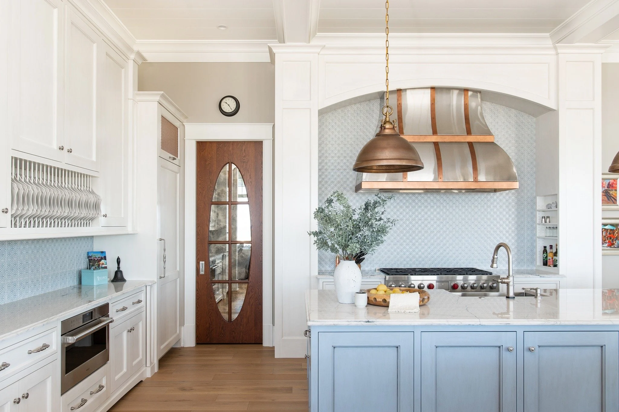 A kitchen designed to be noticed in the details.

#benchmarkwoodstudio #benchmarkdesignstudio #msbvitessebeach #kitchendesign