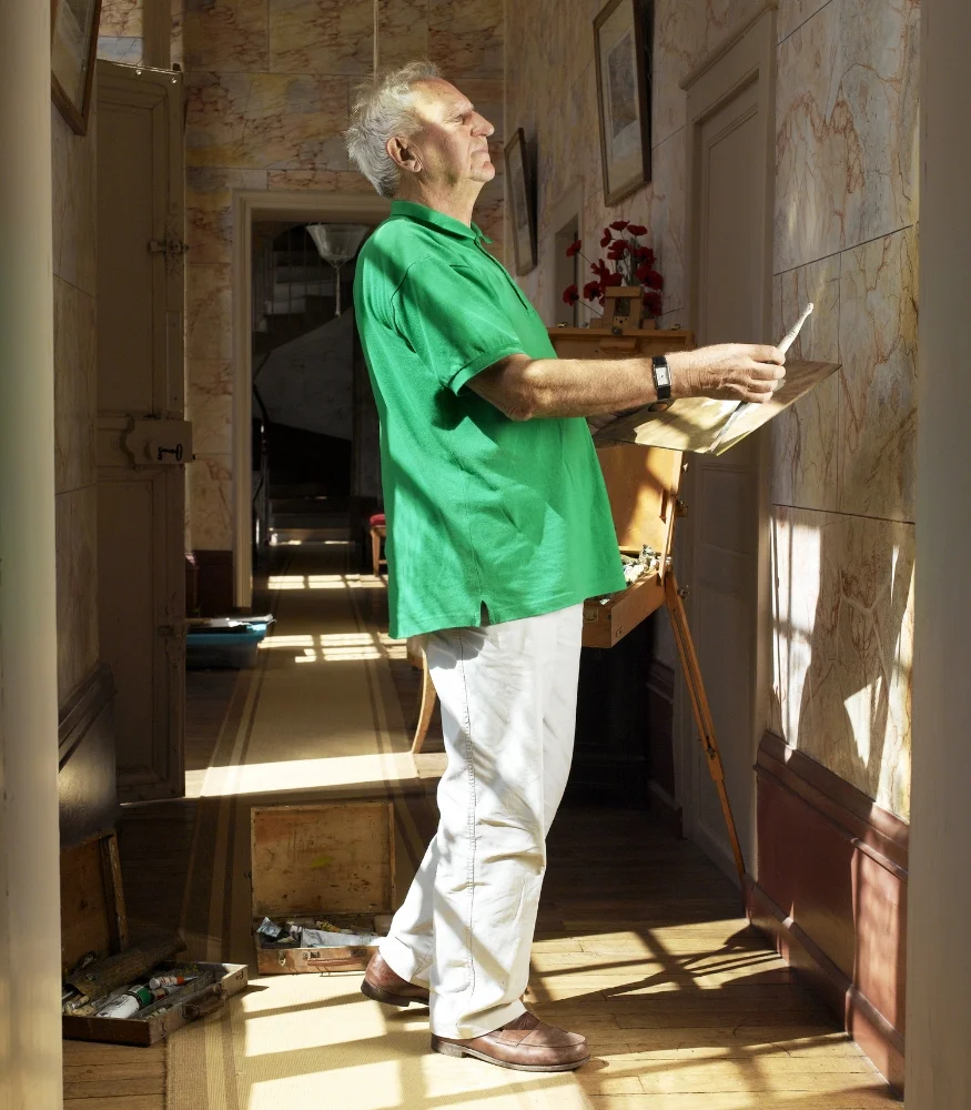 Régis, Lugny-Champagne, 2008. Régis est très bricoleur, il a refait toute sa maison dans le Cher avec sa fidèle radio couverte de peinture. Des plinthes en fausses malachite dans le billard, des fruits colorés au plafond du salon, du faux marbre dans le couloir… toujours une petite retouche à faire, pour son plus grand plaisir! 