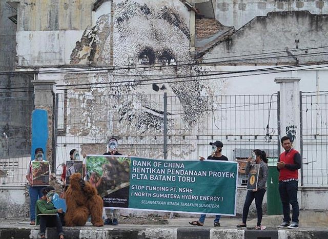 Photos from @orangutaninformationcentre @vhils mural in Medan Indonesia yesterday as 12 cities across the world coordinated to protest the bank of China's funding of the development of the hydrodam threatening 800 newly classified orangutan. The verd