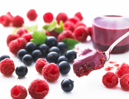 Fru-raspberry-and-blackcurrant-mini-pot