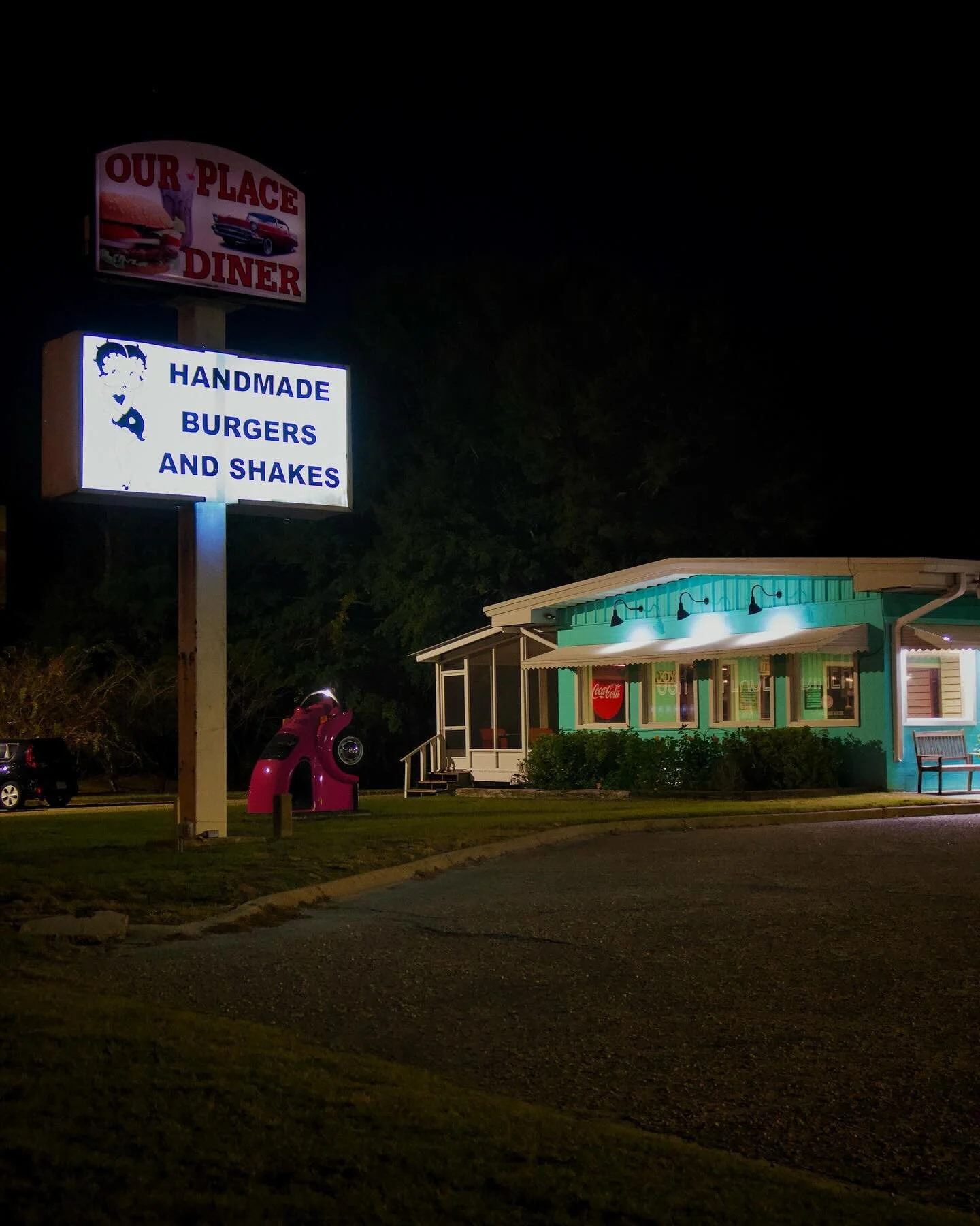 This one got messed up when batch posted with the rest &macr;\_(ツ)_/&macr; 

#nightshoot #a6400 #darkroom #moonsoutgoonsout #alabamaaftermidnight #drunkontacos