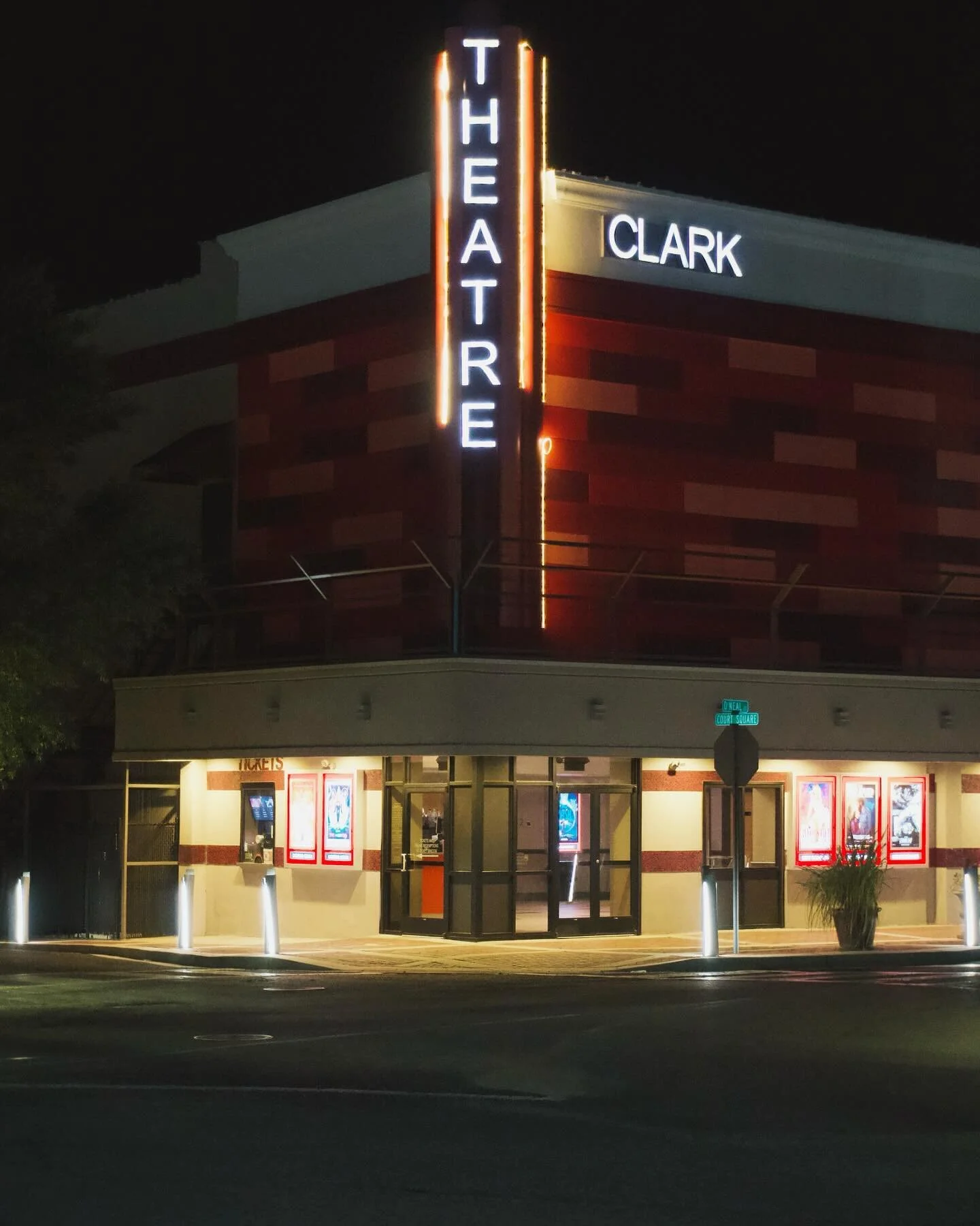 Went out last weekend, but forgot to post these.
#nightshoot #a6400 #darkroom #moonsoutgoonsout #alabamaaftermidnight #drunkontacos