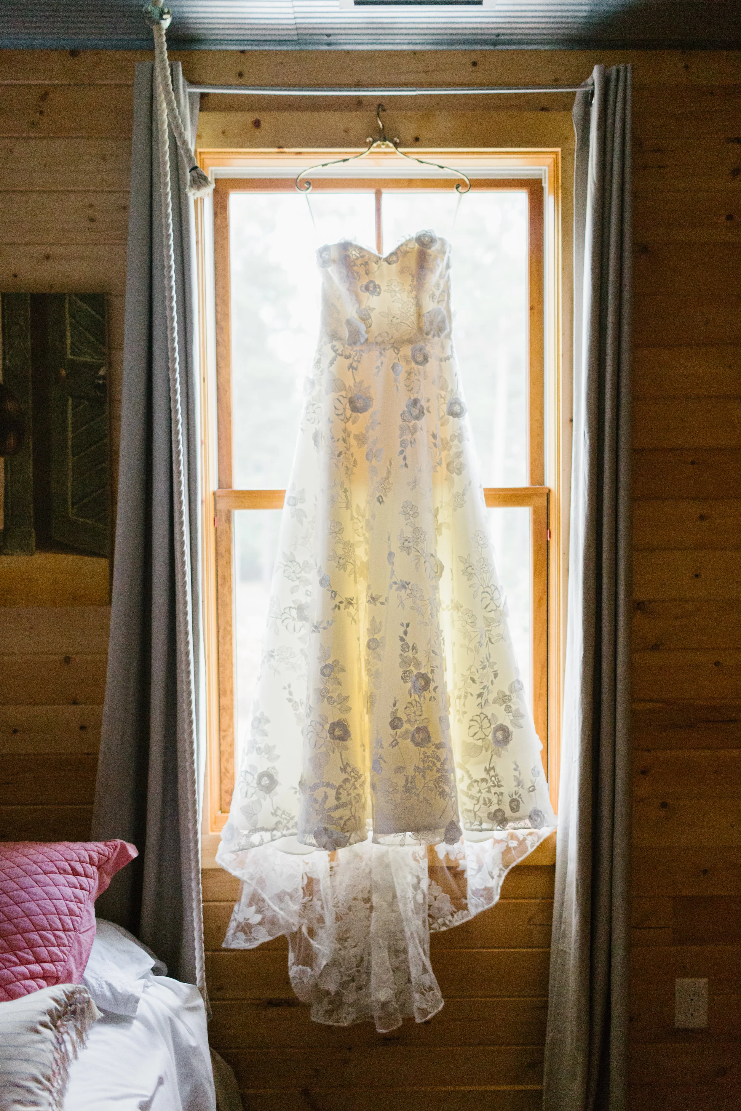 01_Bride Getting Ready_004.jpg