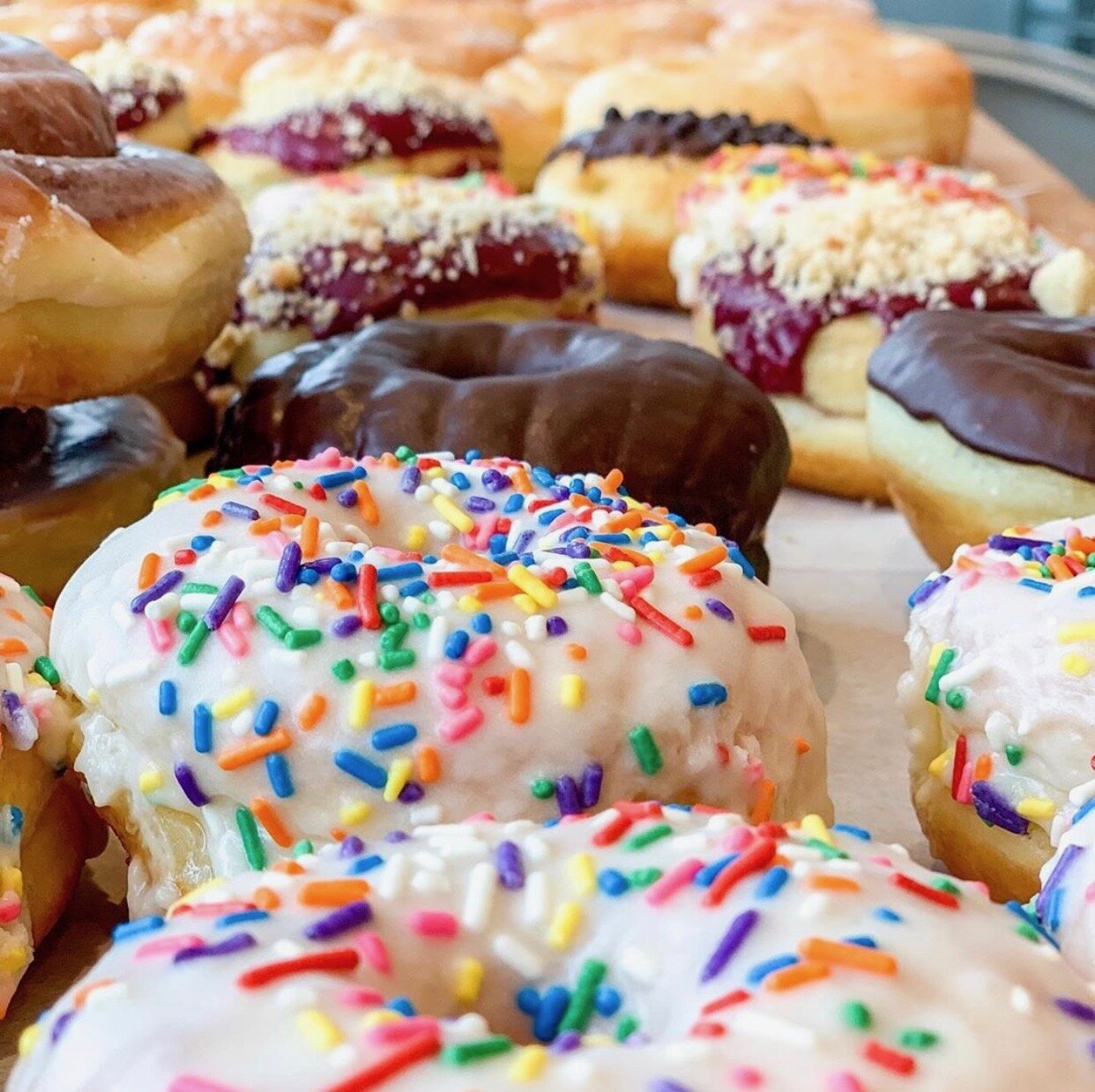 Hero Donuts is the place to be on Saturday mornings and even for lunch! From their amazing donuts to killer burgers there is something on the menu for everyone!! Who wouldn’t want their afternoon pick me up to be one of these delicious donuts !?