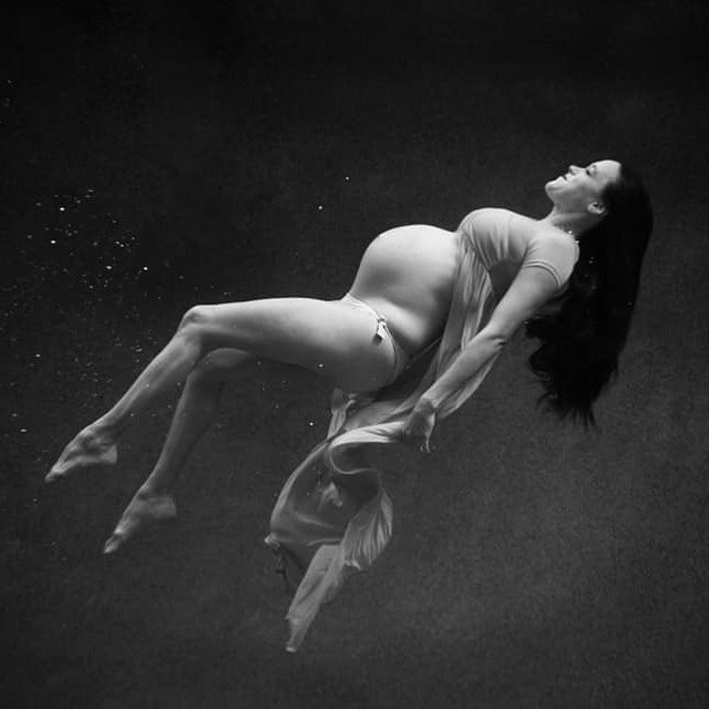 Underwater B&amp;W are my jam. ❤️ Photographer&rsquo;s Note: This is much harder than it looks for the mama, for the photographer, and for the lighting helpers outside of the pool. Here&rsquo;s what it sounds like: &ldquo;Ok don&rsquo;t breathe out o