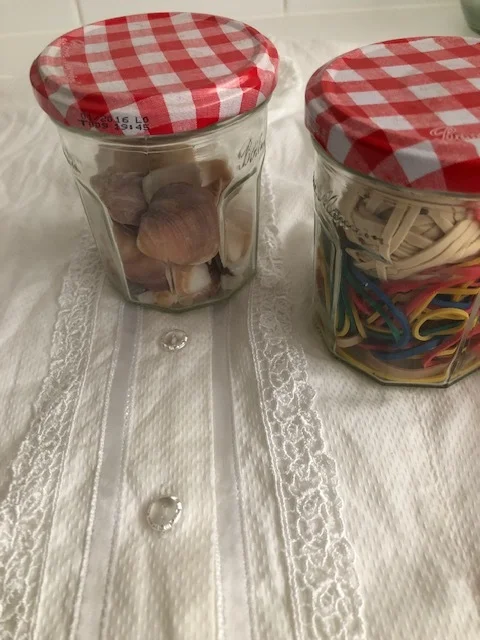 2. Shell / button / stone and elastic bands.