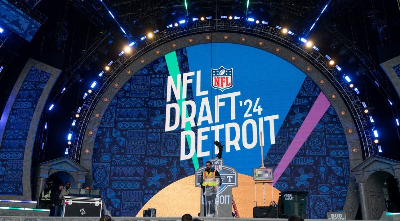 🚨EARLY POST🚨ITS FINALLY DRAFT DAY HAVE SOME FUN WITH WATCHING &amp; WHO DO U WANT YOUR TEAM TO DRAFT🔥EMAIL US🤩#4thanddirty #podcast #fantasyfootballl #offseason #nfl #NFLdraft #draftday #Detroit 
.
.
https://www.twitch.tv/videos/2127056913