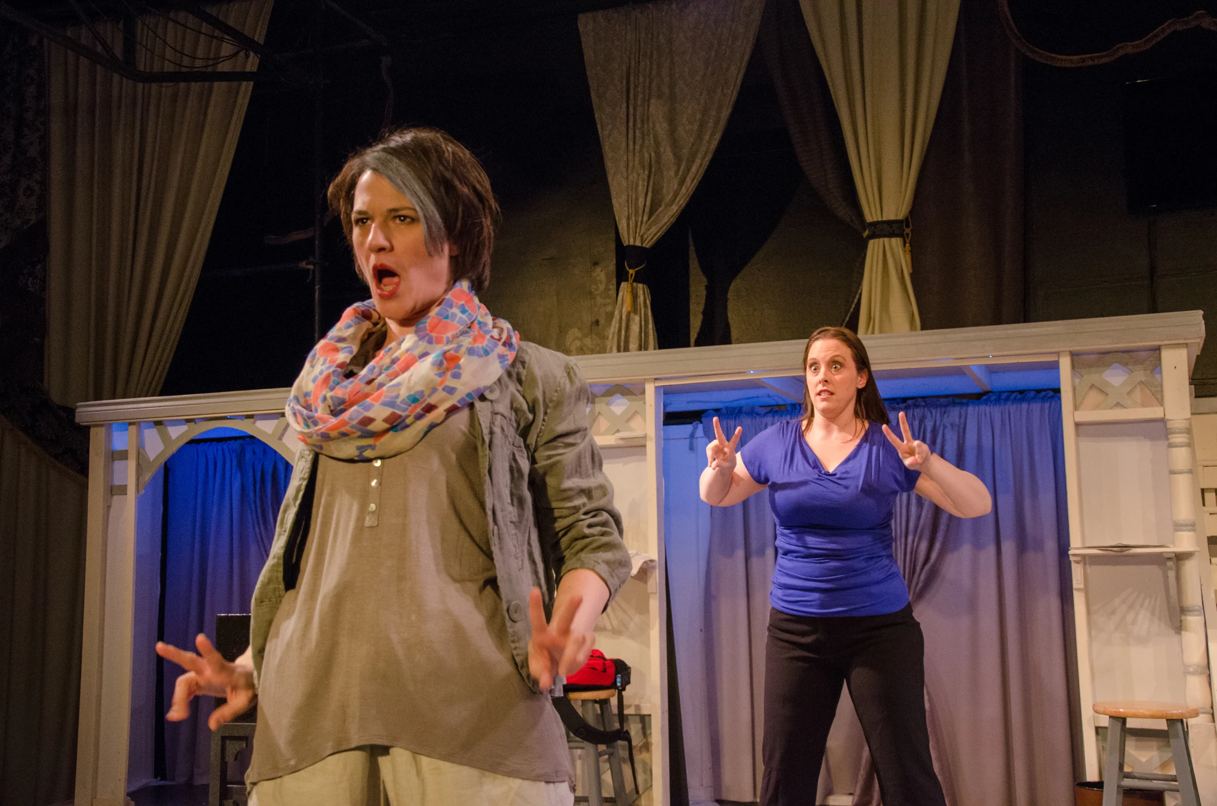Gwen (Amy Alleman Burke), Jessica (Tara Herweg-Mann)
