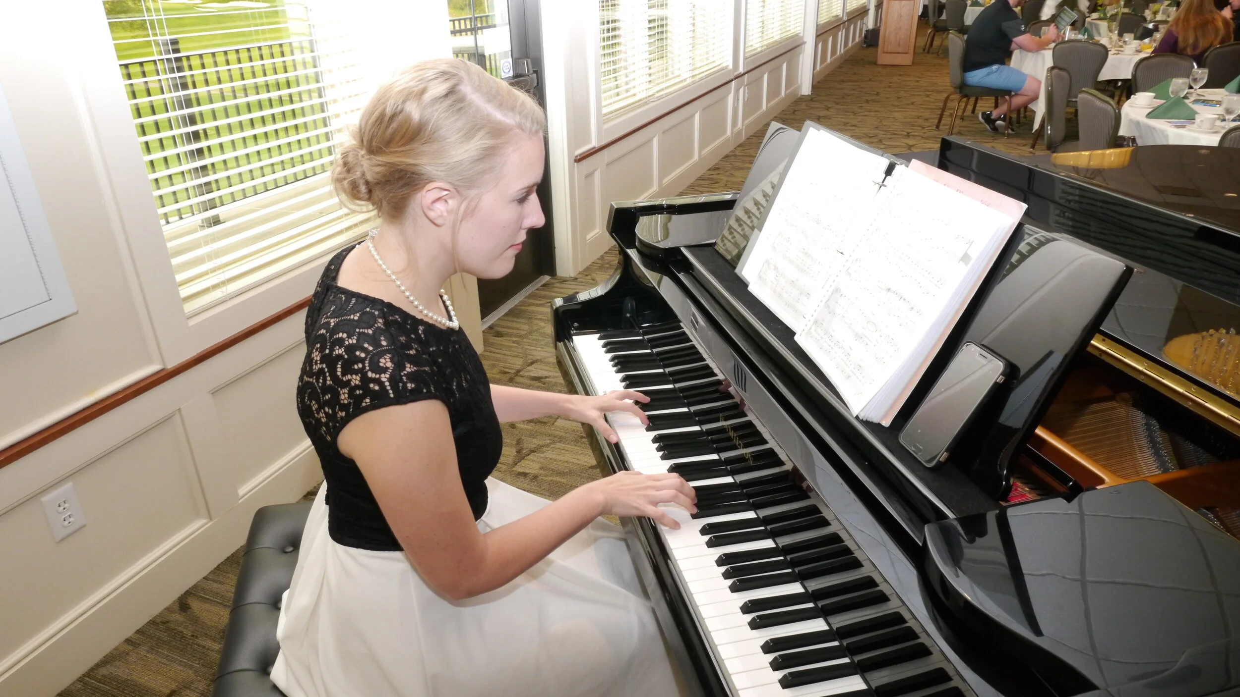 angela...piano 2.JPG