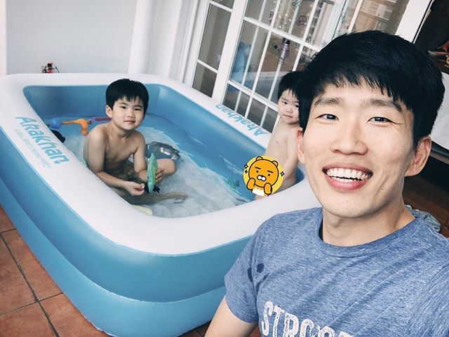 Definitely one of the best purchases we made recently 😘 A warm pool in the house! 수영장 있는 친구집에 놀러가 보니 너무 좋았는데 ^^ 이렇게 베란다에서라도 따뜻한 물에서 물놀이 할 수 있게 해 주니 너무 좋아하네요 :)