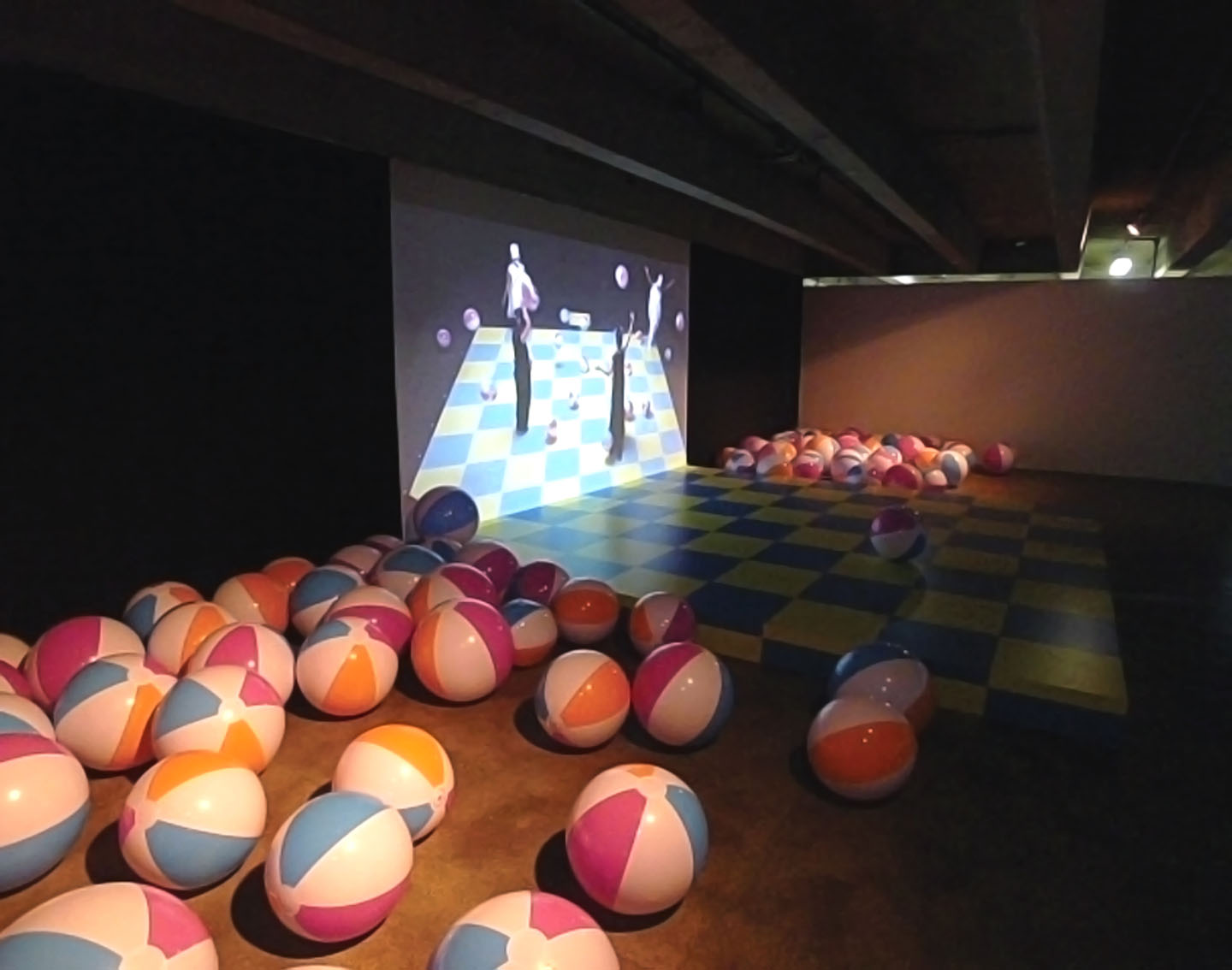 Schachfeld (The Chessfield) 2007 Production with 32 performers. 1-Channel video projection, 23:30 min Choreography: Saori Tsukada Audio Design: Asako Fujimoto Script: Julia Sørensen