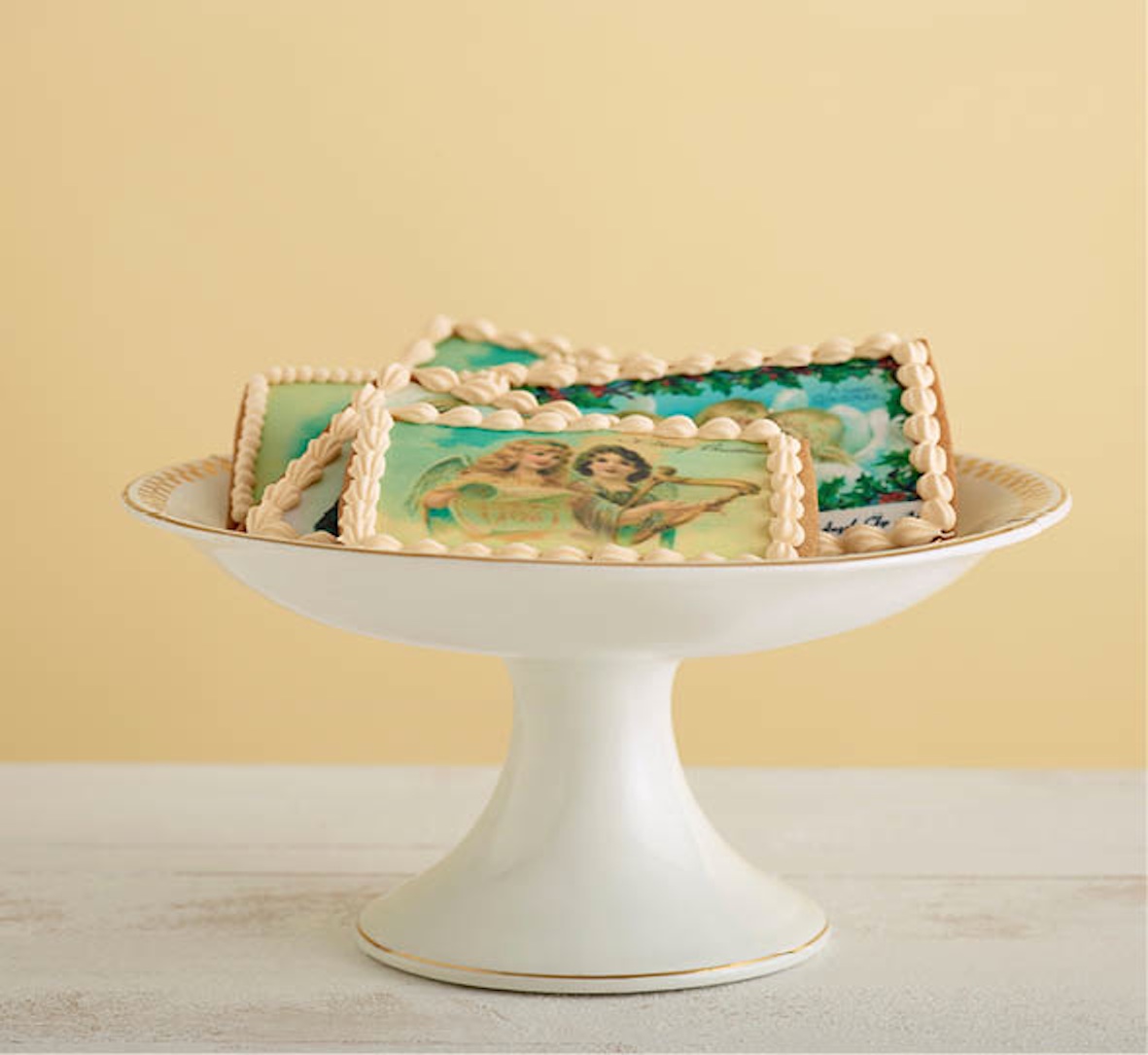  ☃ Een paar tips en suggesties ☃ Een toffe (en superservice) webshop voor 'koekjes-materiaal' allerhande is Koek It . Als je de koekjes wil verpakken, wikkel ze eerst in een stukje bakpapier om vetvlekken op de verpakking te vermijden. Je kan ze de perfecte finishing touch geven met een DIY verpakking, leuke ideetjes van Brit + Co ! Wie er na een creatieve koekjesnamiddag maar geen genoeg van kan krijgen en zijn/haar skills wil perfectioneren, raad ik de workshops van de Koekenbakkers aan. Ze gaan regelmatig (en zeker op vraag) door in Nederland & Belgie. Finally, deze 'kaartjes' worden best persoonlijk afgegeven (just saying...) PS : misschien wil je dit jaar de verre nichten en neven overslaan en de koekjes zelf opeten ☺