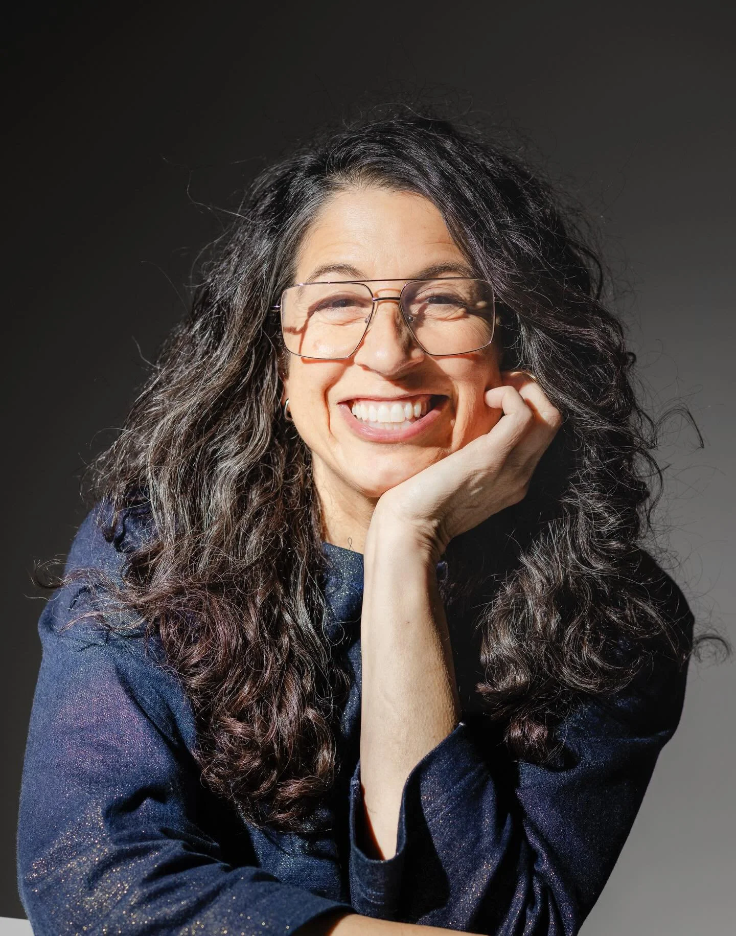 New interview with the amazing @leahfasten is live on my Substack. We talked about her journey into AI and also a lot about photography. Her advice? Go make freaking great work! I was honored that I got to take some photos of her in the studio as wel