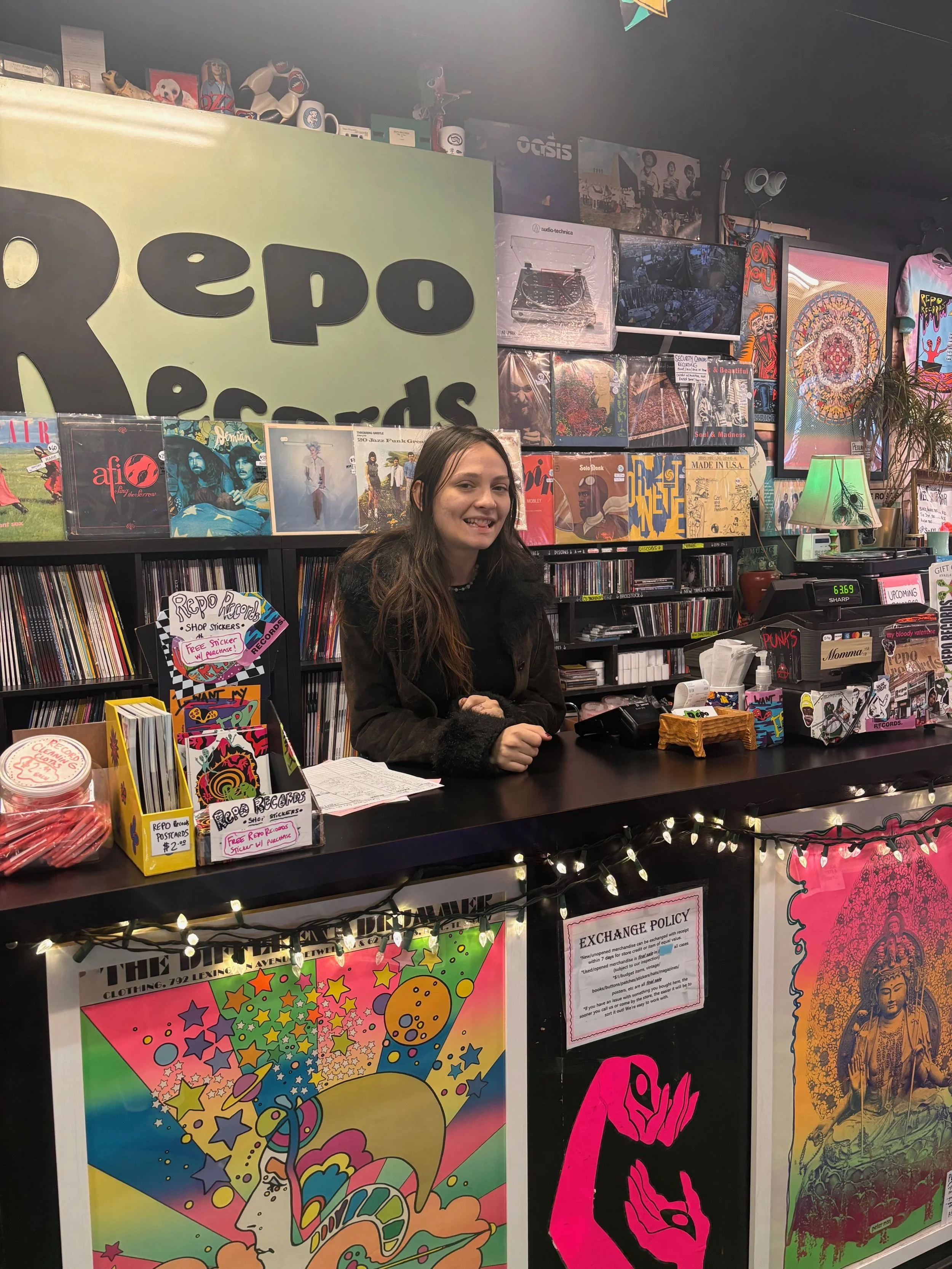  Cherry Glazerr stopped by to sign her new album for fans before her show in Phillyon 3/11/24! 