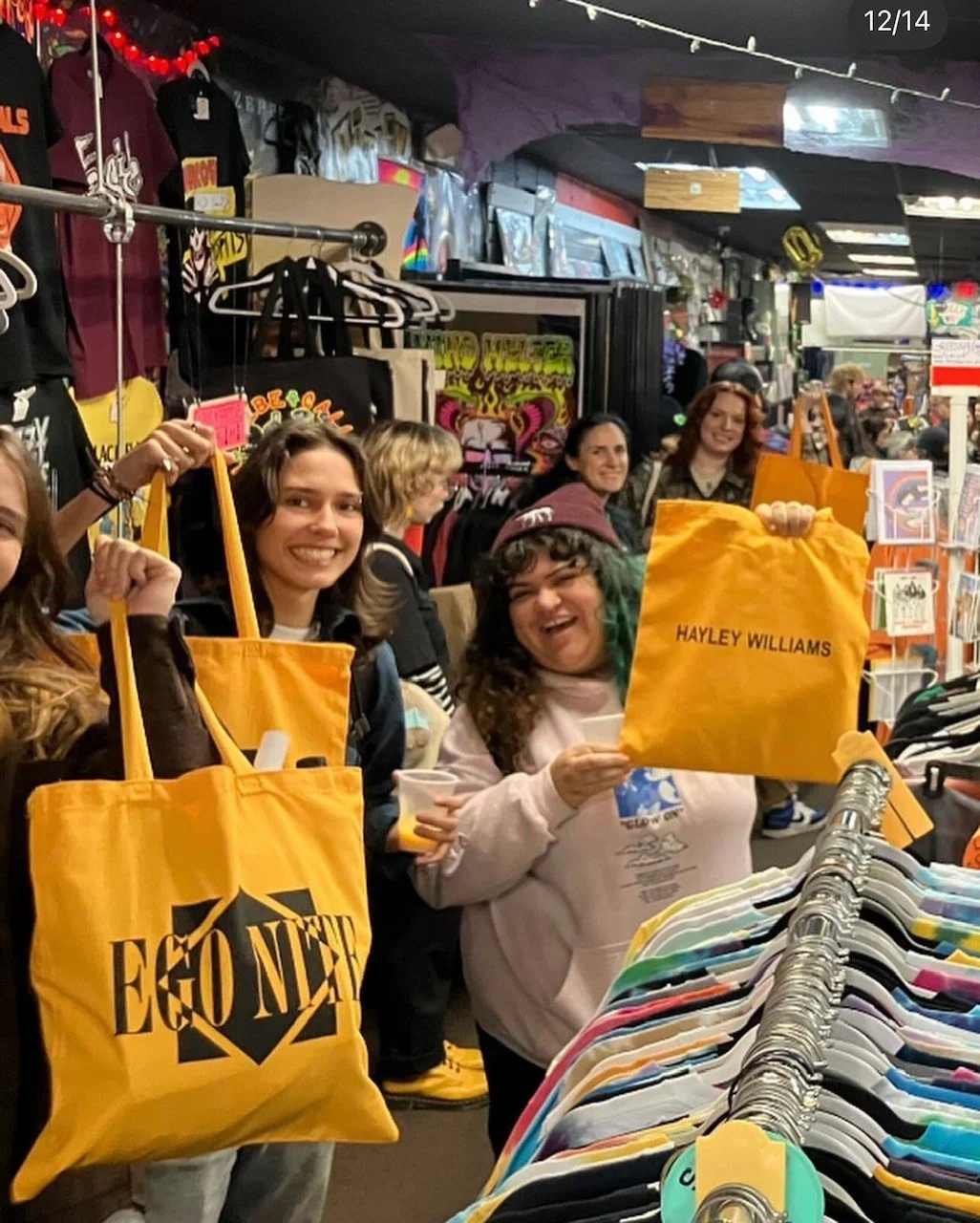  Hayley Williams listening event brought out tons of fans who drank orange juice, listened to the new album together and brought home swag bags! 