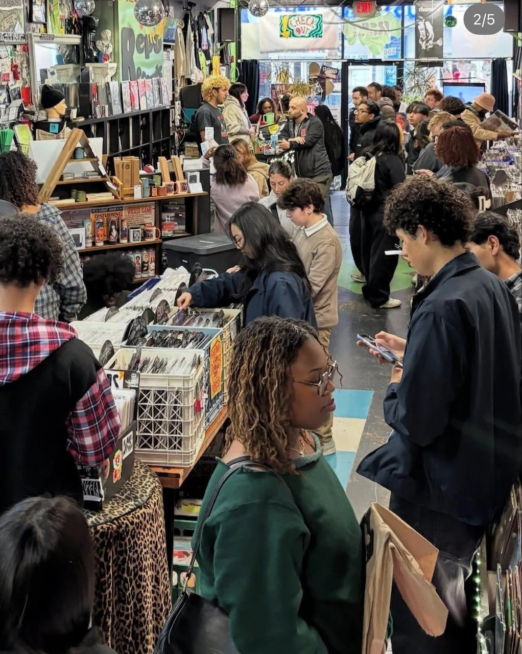  Daniel Caesar listening event brought out a ton of fans who listened to the new album, and went home with swag! 