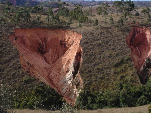Fresh lavaka cut eroded into hillside. Photo: Team Lavaka Collection, R Cox