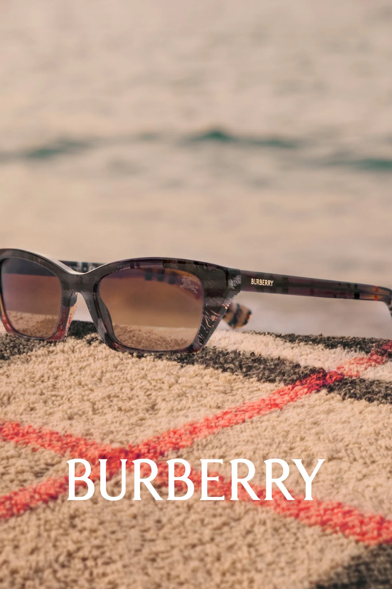 BURBERRY_2025_LUXXOTICA_CAMPAIGN_26_sRGB_CROPPED_LOGO_04_4x5.jpg