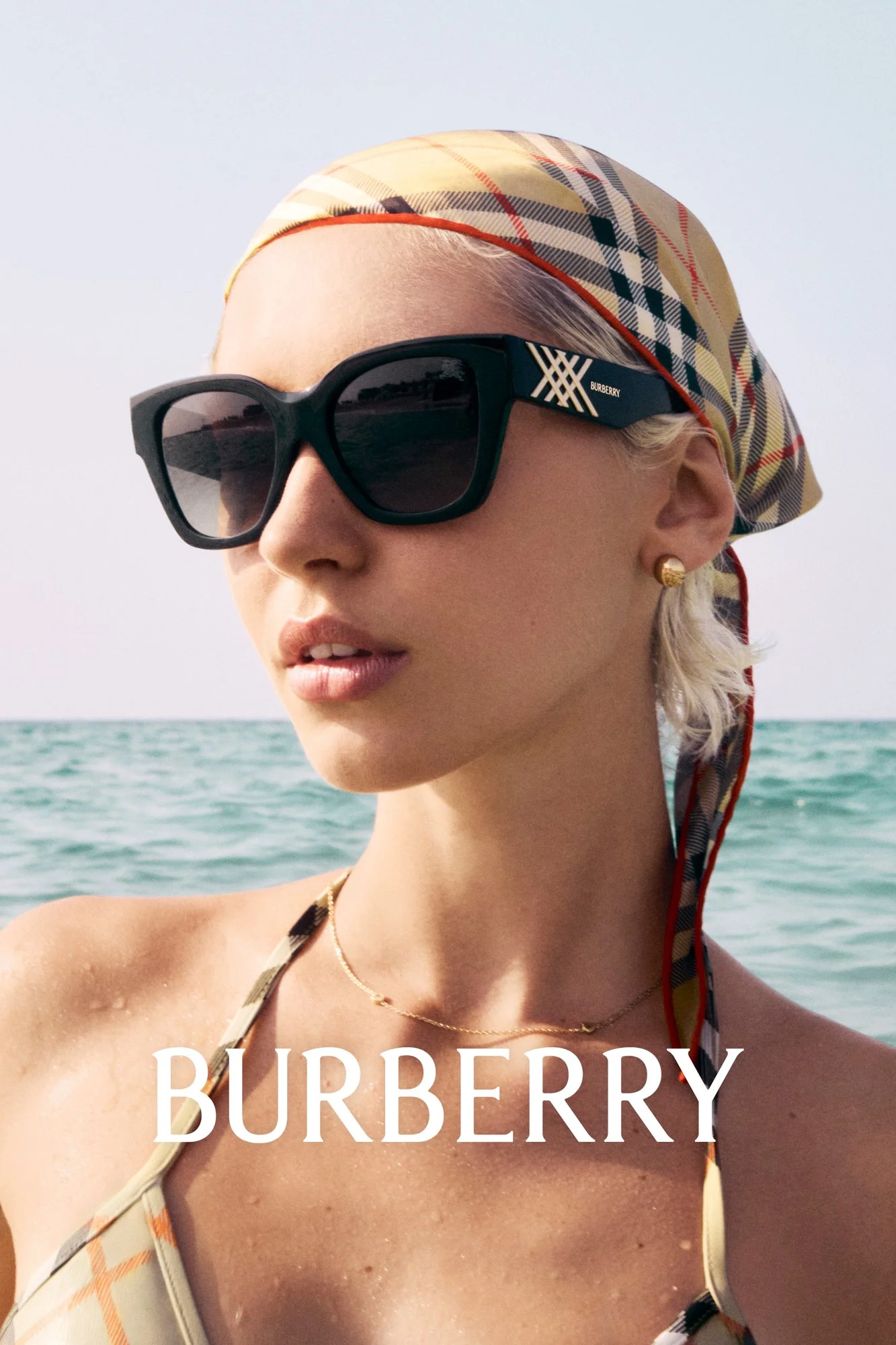 BURBERRY_2025_LUXXOTICA_CAMPAIGN_26_sRGB_CROPPED_LOGO_07_4x5.jpg