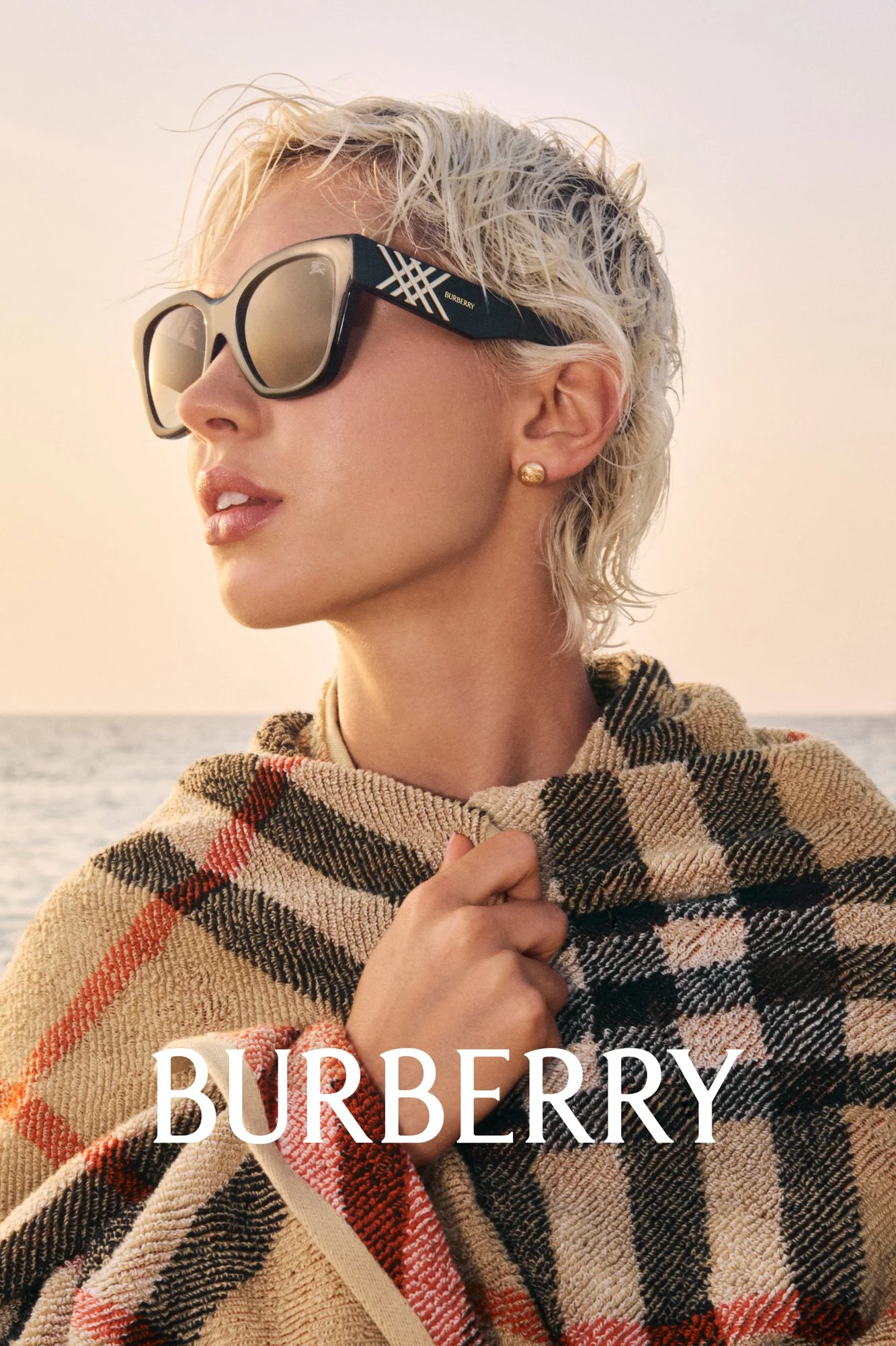 BURBERRY_2025_LUXXOTICA_CAMPAIGN_26_sRGB_CROPPED_LOGO_010_4x5.jpg