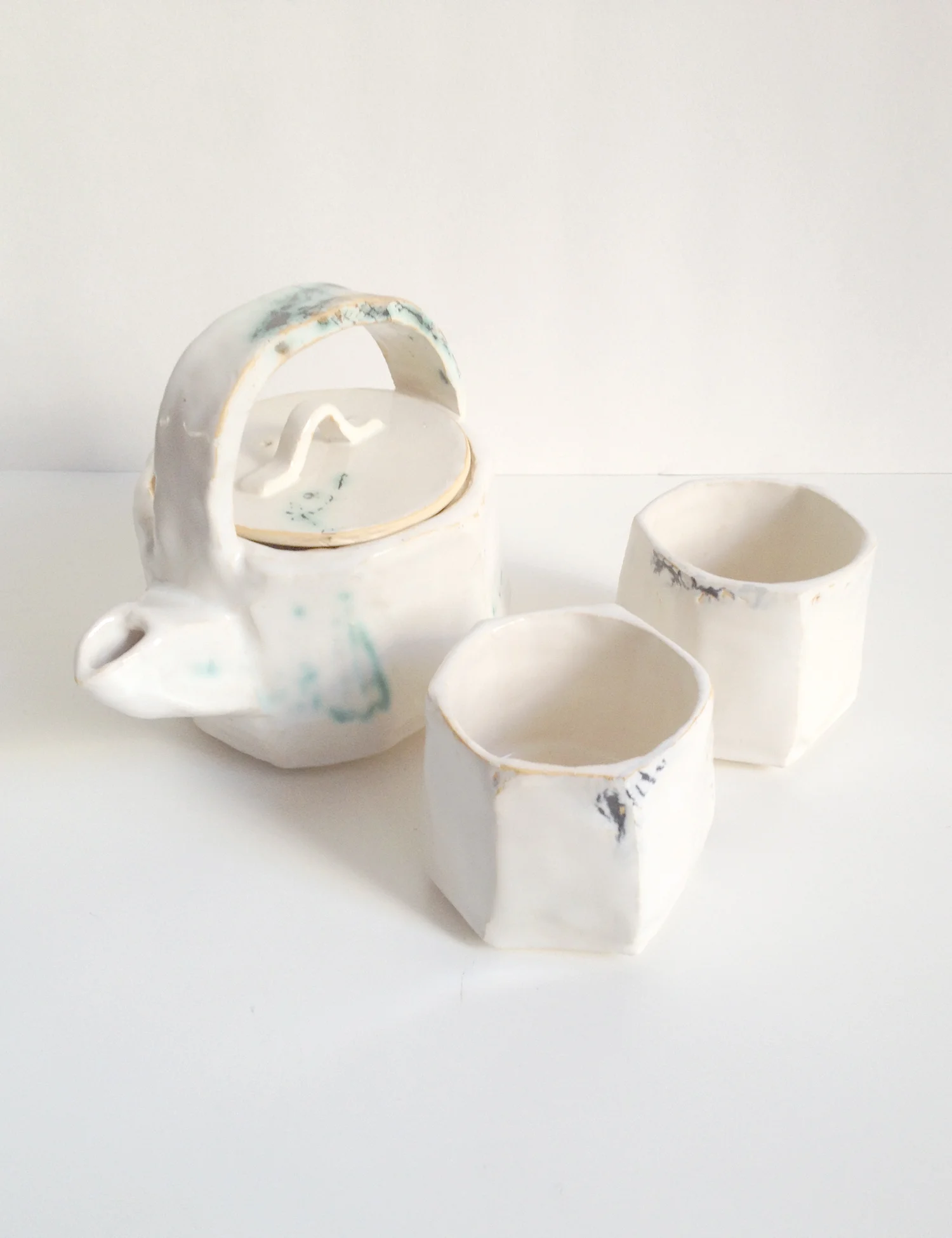 Teapot and cups