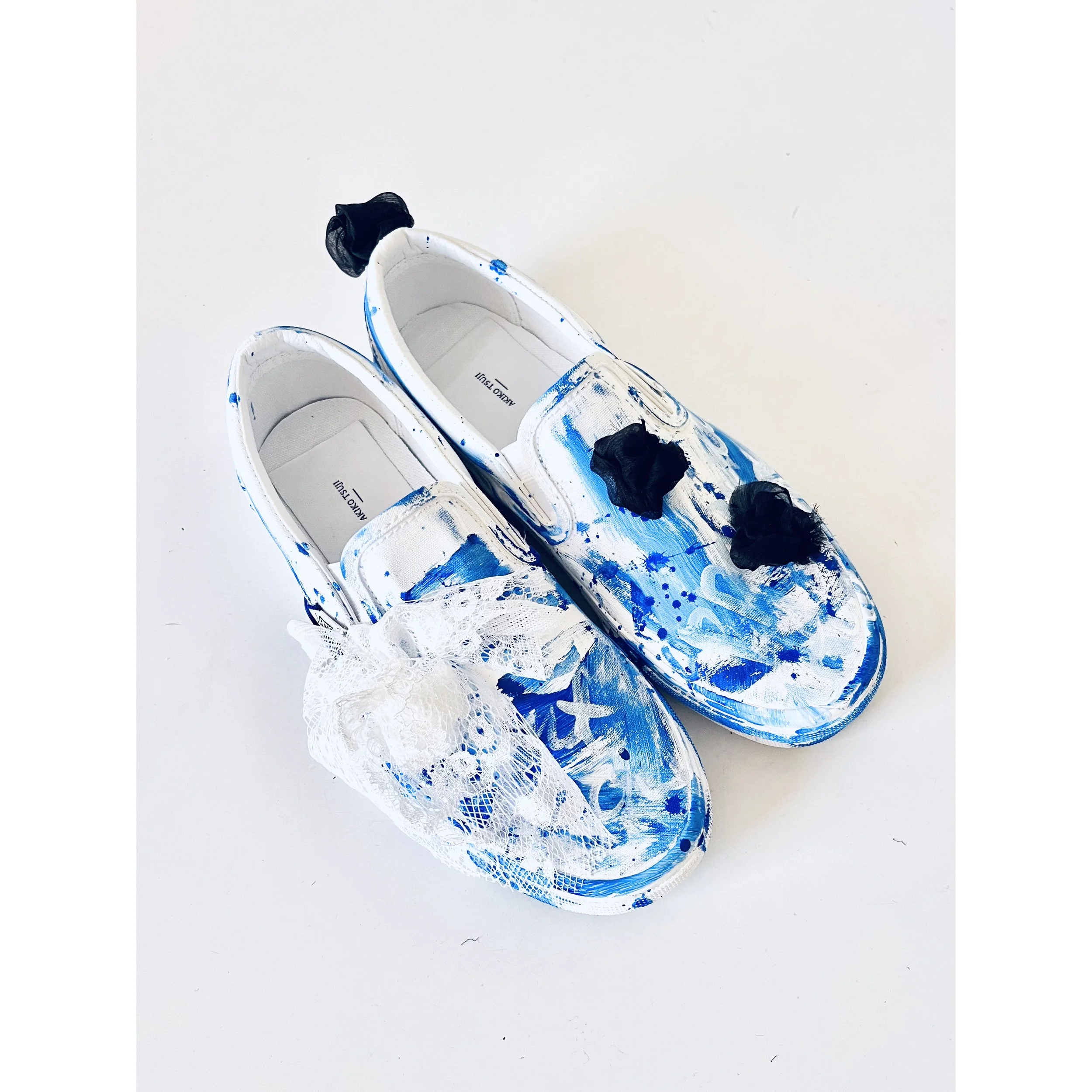 Akiko Tsuji Blue paint shoes top R turn crp.jpg