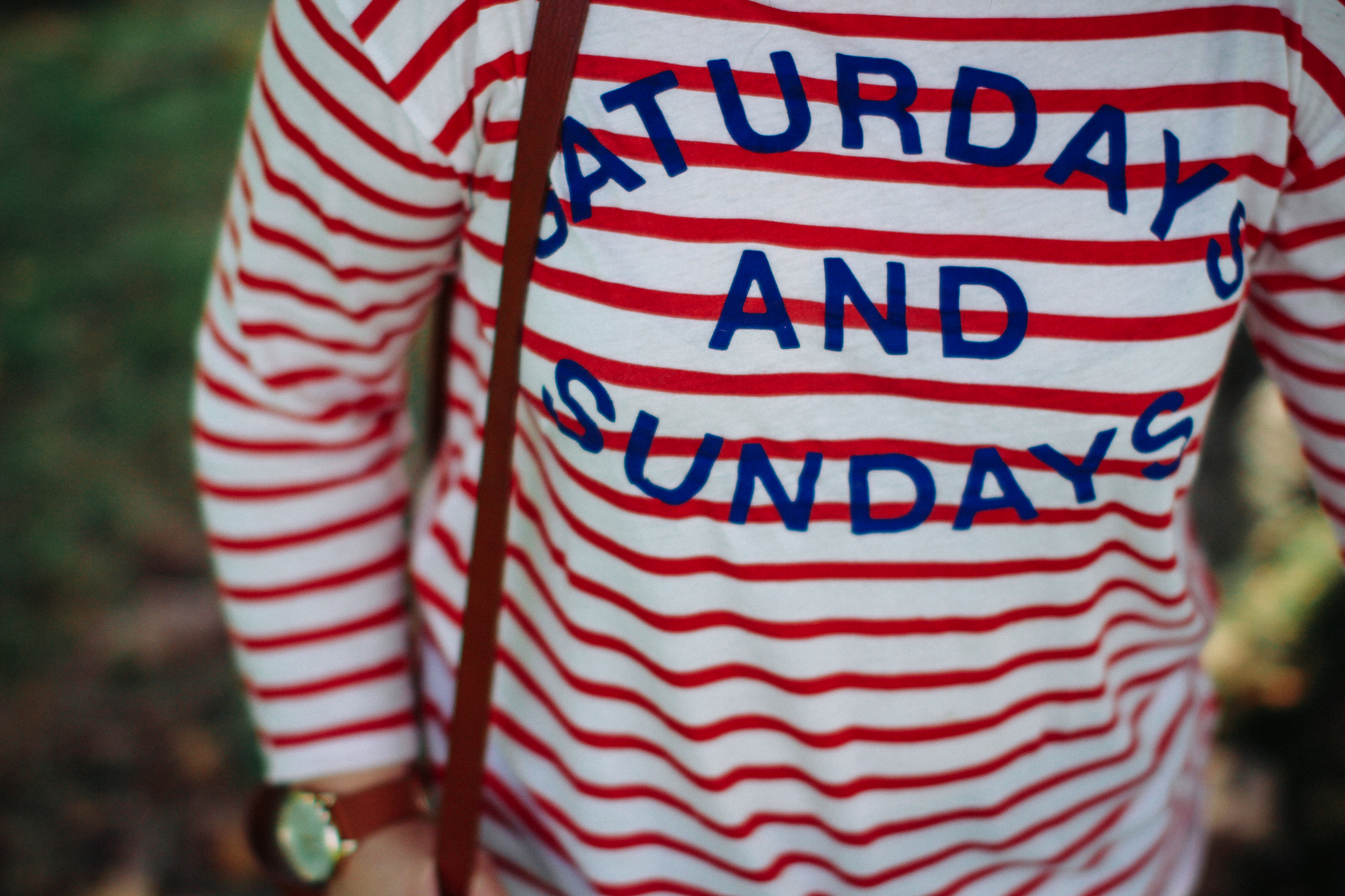 @anthropologie Weekend Tee, @madewell Shorts, @STEVEMADDEN sandals, Memorial Day Sale Round Up via www.chelceytate.com