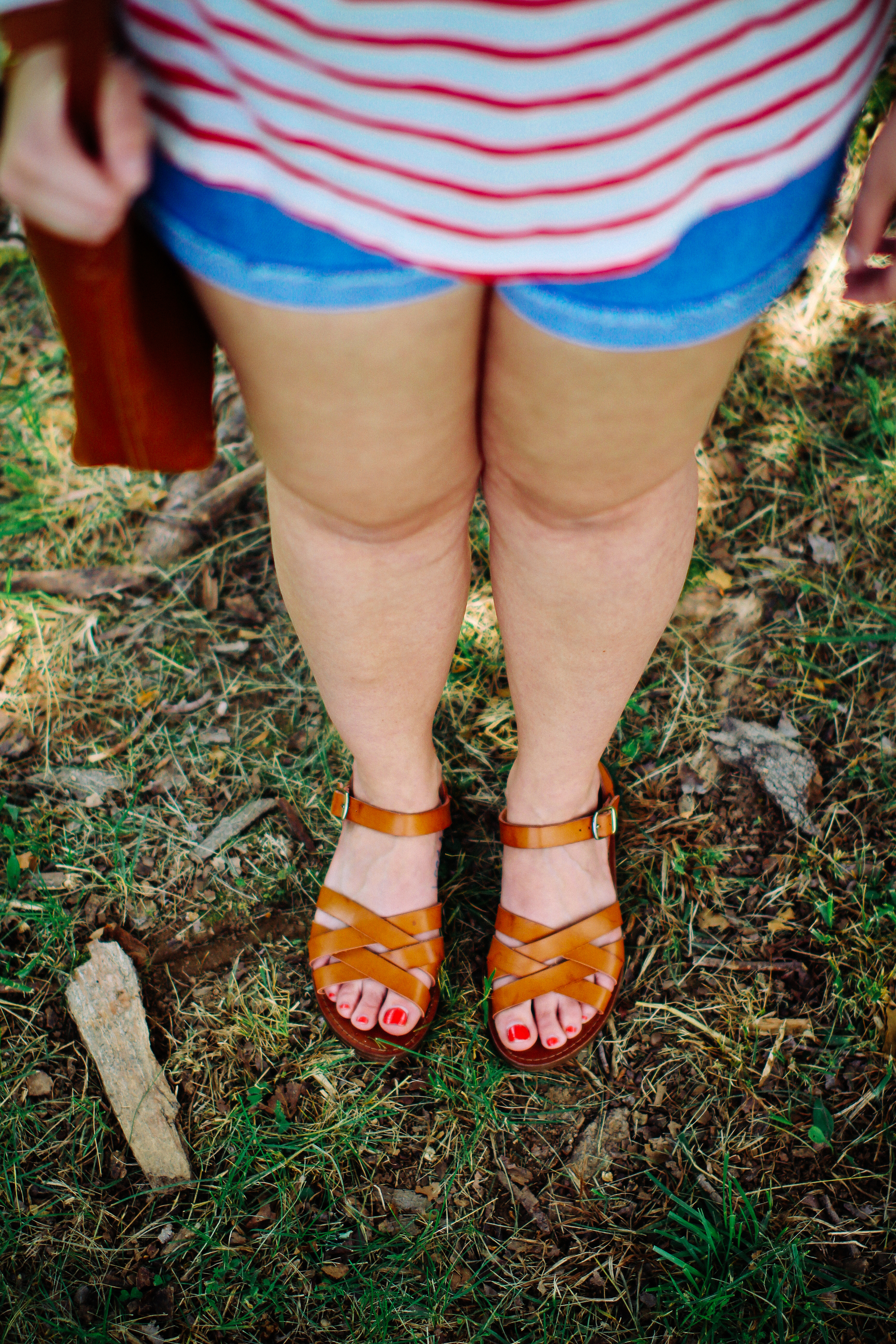 @anthropologie Weekend Tee, @madewell Shorts, @STEVEMADDEN sandals, Memorial Day Sale Round Up via www.chelceytate.com