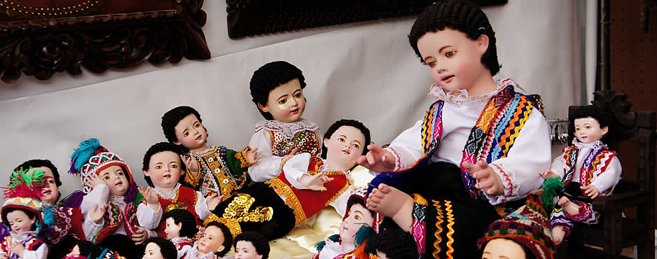 T raditional decorations at Santuranticuy Christmas market. Photo: AboutCusco.com