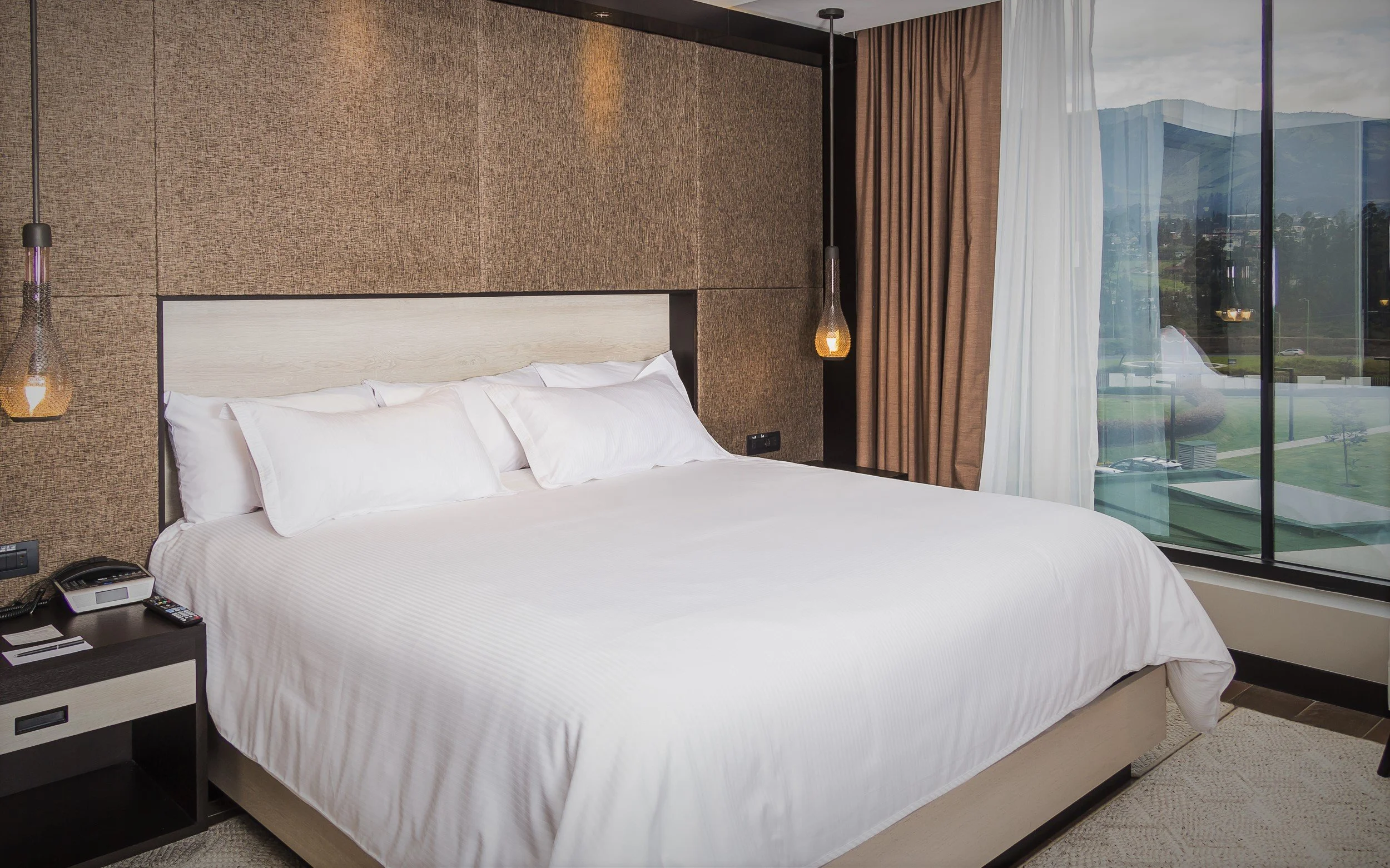 EB-Hotel-QUITO-room-deluxe-king.jpg