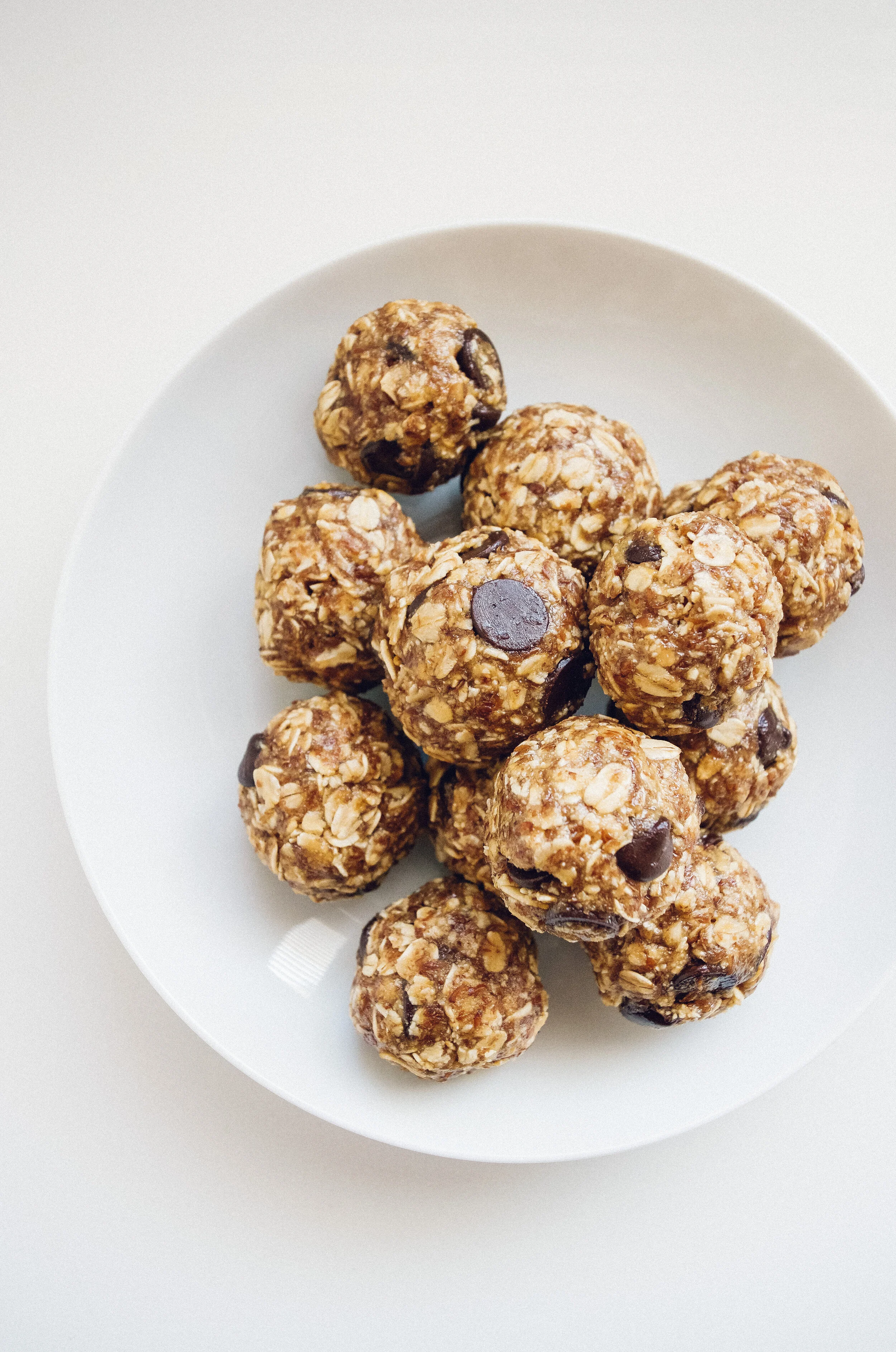 Vegan No-Bake Oatmeal Chocolate Chip Energy Bites