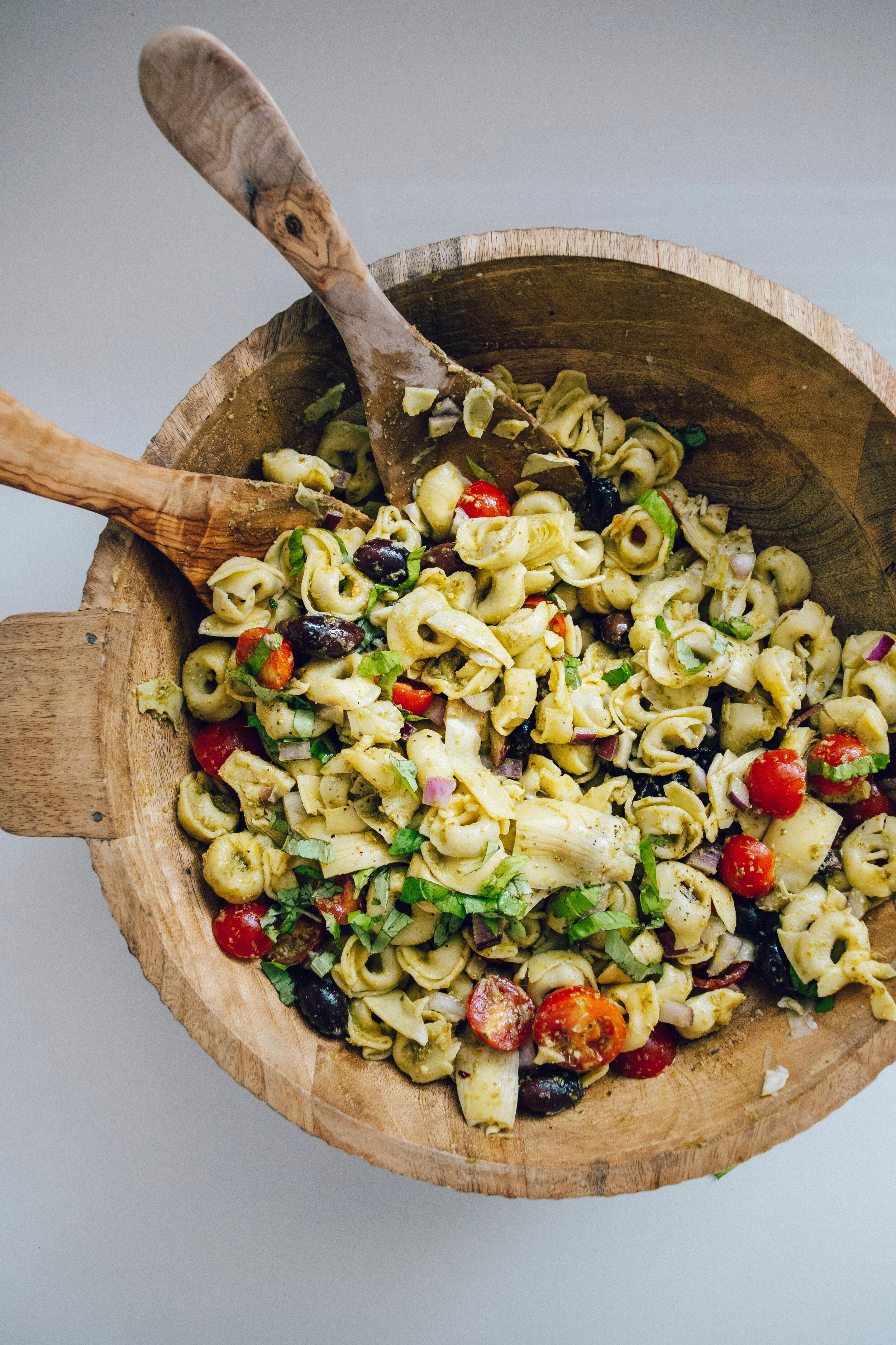 Quick &amp; Easy Pesto Tortellini Pasta Salad