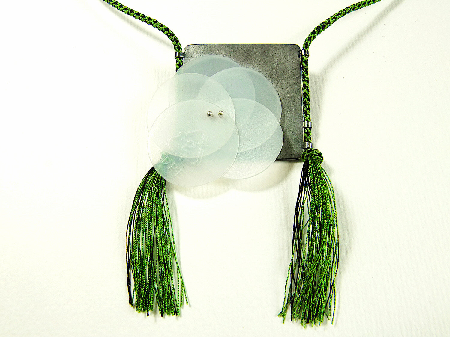 detail-green-kumihimo-neklace-silver-pendant-with-recycled-plastic-hbm107-8722.JPG