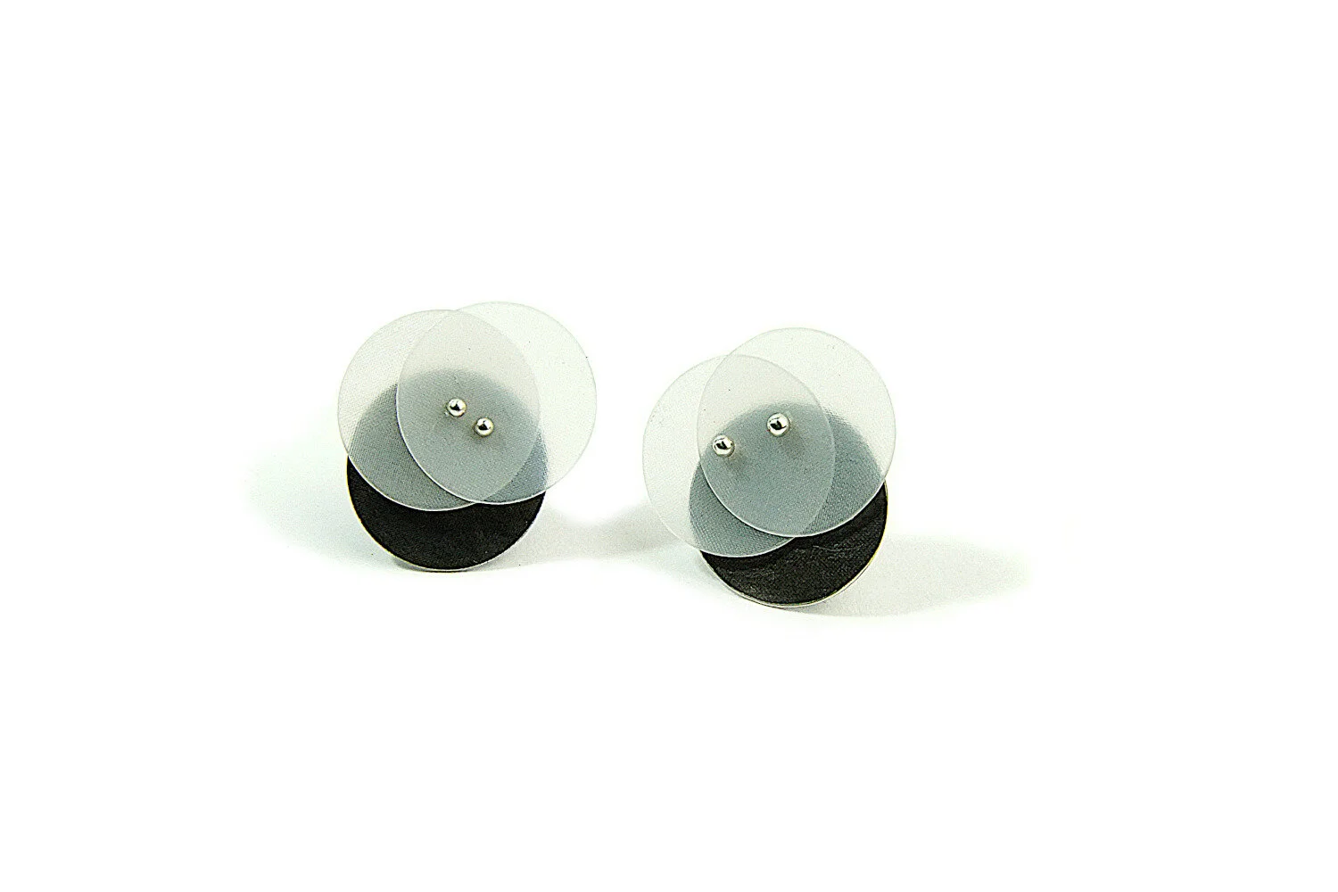 round-silver-black-earstuds-hdpe-discs-hbm114a-9246.JPG