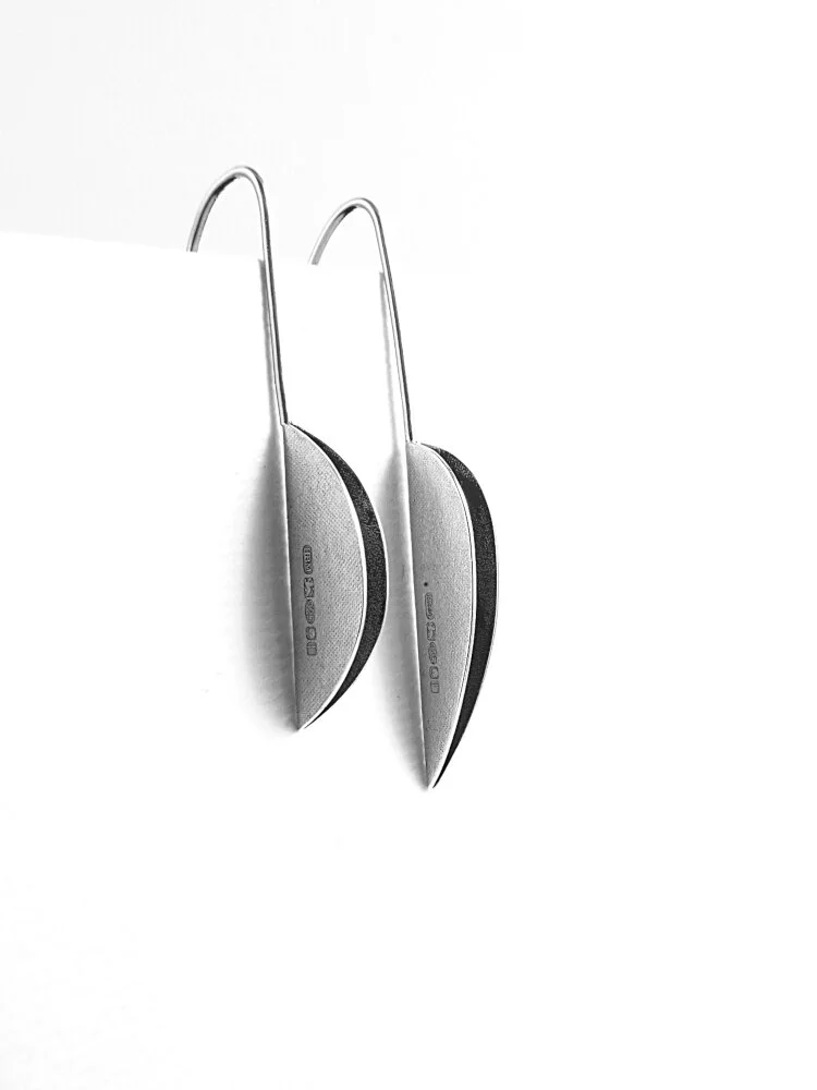 long-folded-silver-earrings-black& white-hbm033B-3892(vsmall).JPG