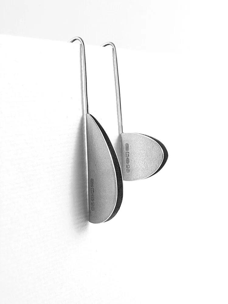 long-folded-silver-earrings-hbm033c-black& white-3890(vsmall).JPG