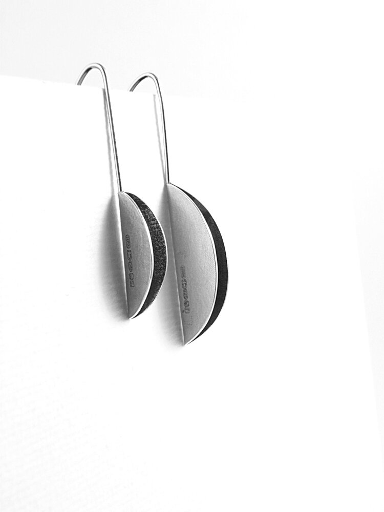 Long-folded-silver-earrings-black&white-hbm033D-3896a(vsmall).JPG