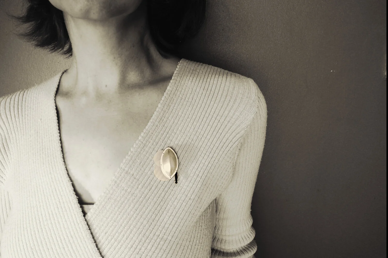 Brooch worn.