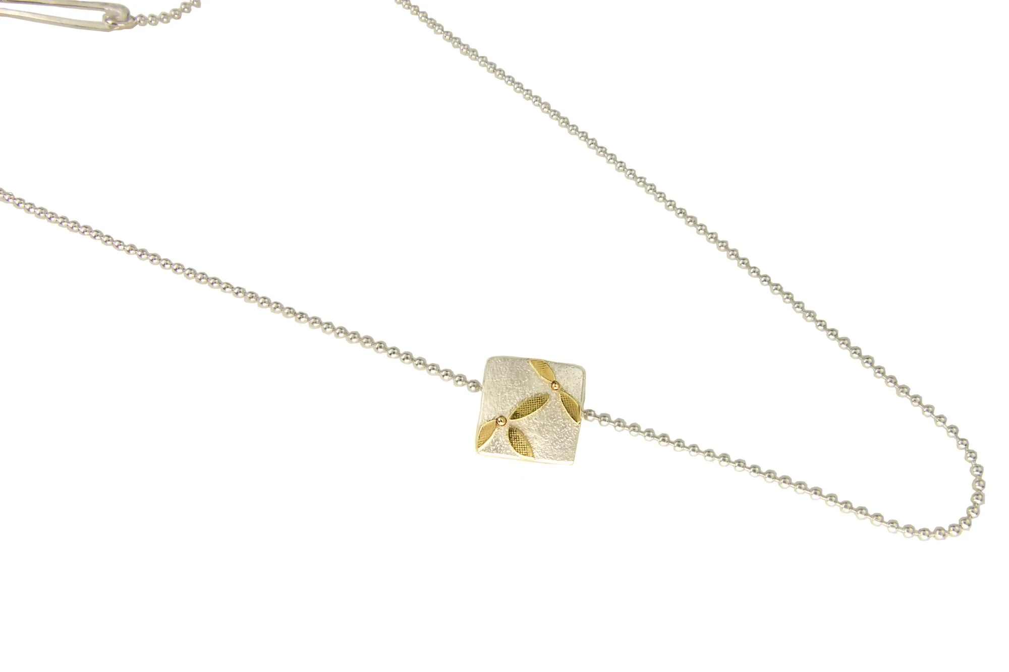 necklace_sq_pendant_hbm164a_0516.JPG