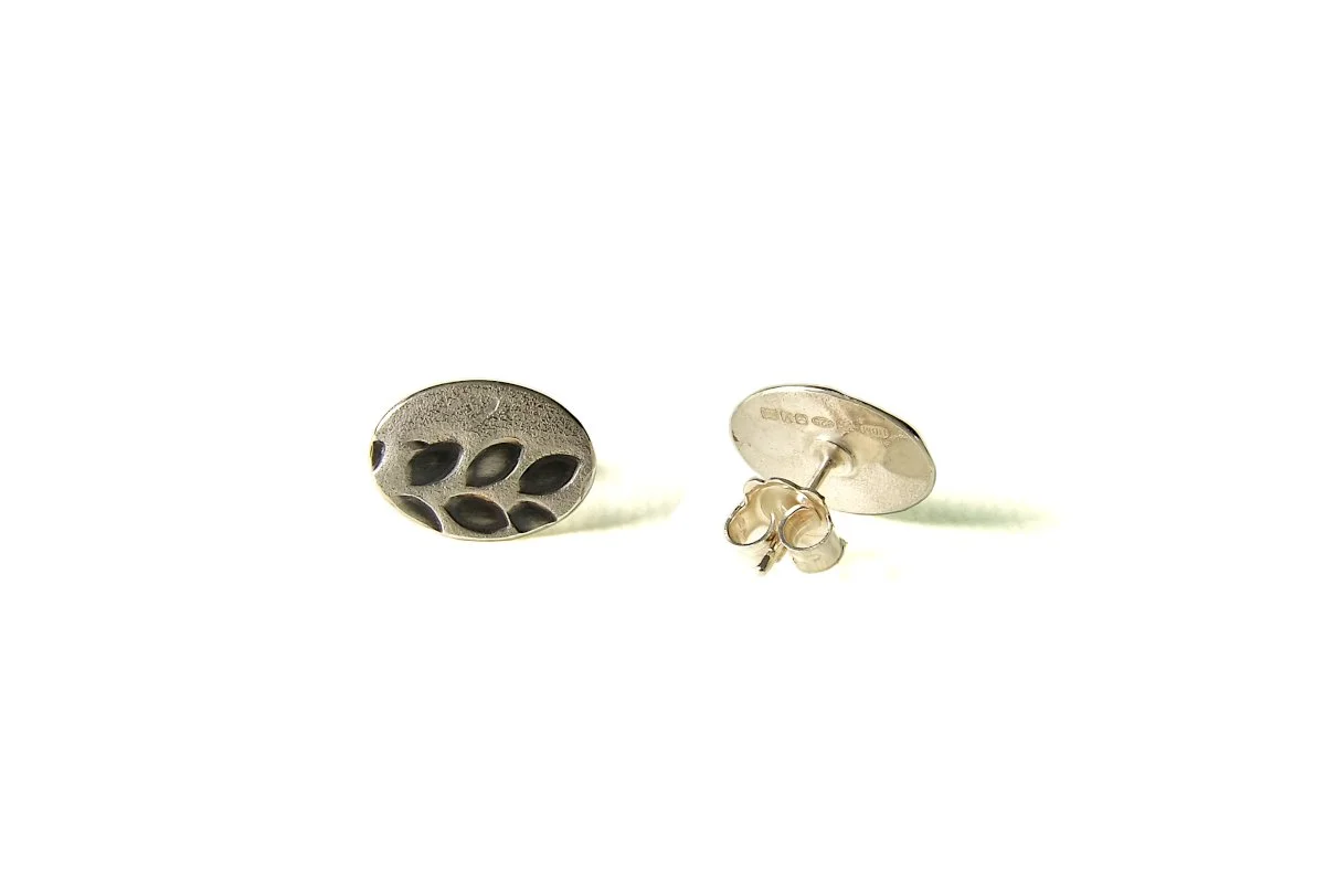 black_barley_oval_earstuds_back_hbm167a_0659.JPG