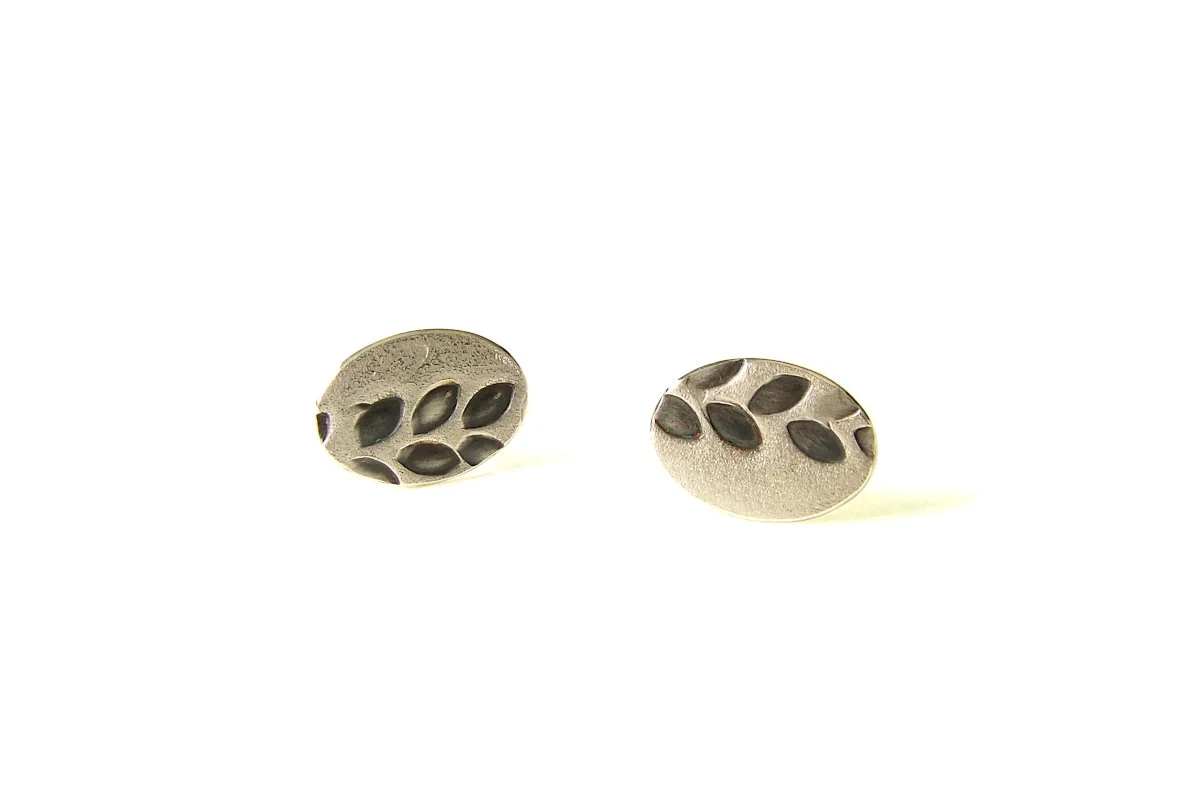 black_barley_oval_earstuds_back_hbm167a_0664.JPG