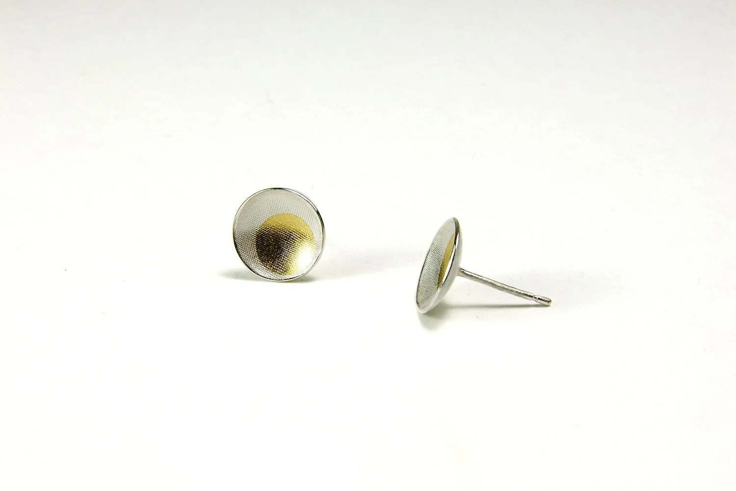 round-domed-silver-gold-earstuds-hbm94b-7787small.JPG