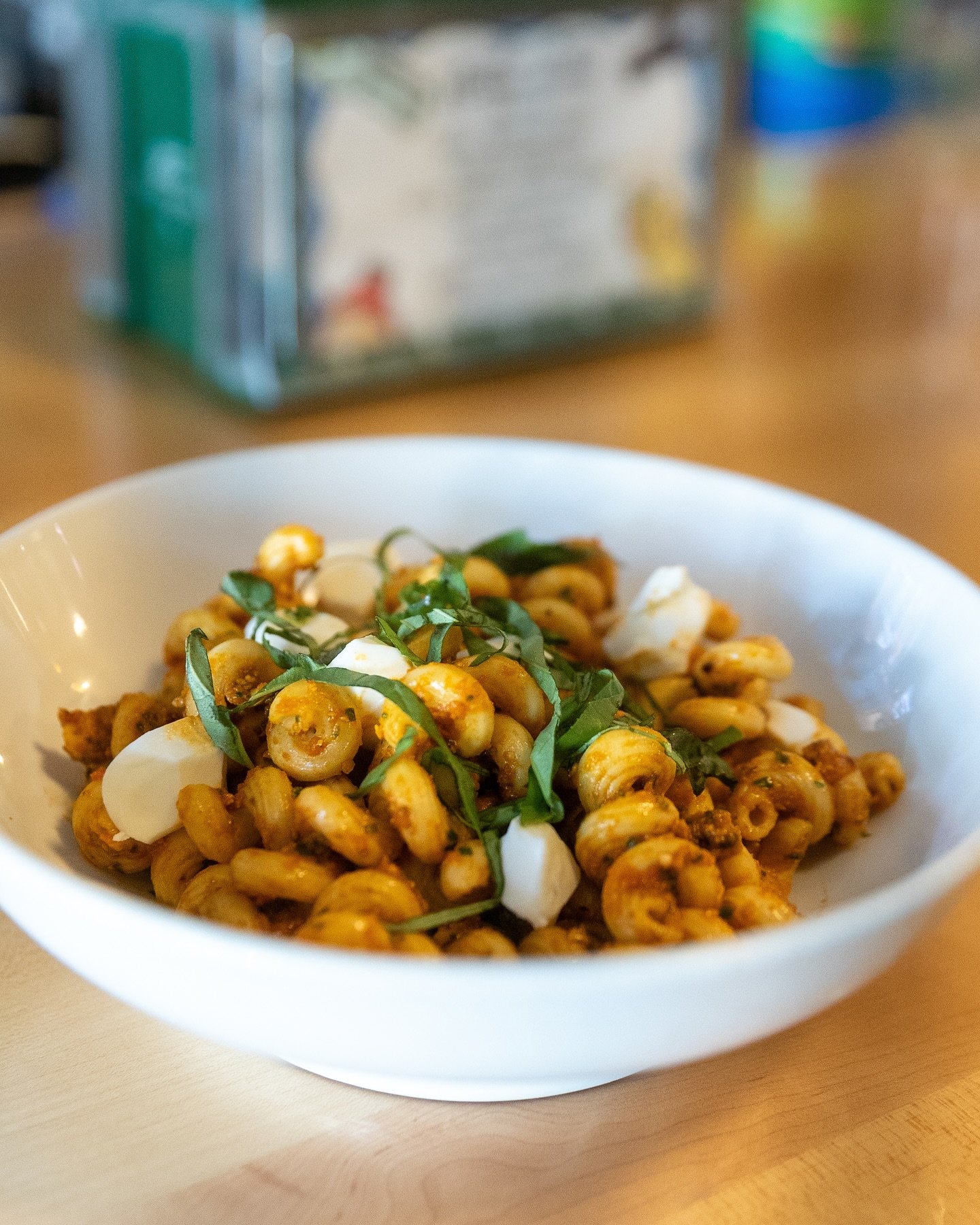 PESTO ROSSO PASTA SALAD
sun dried tomato pesto pasta, fresh mozzarella pearls, fresh basil