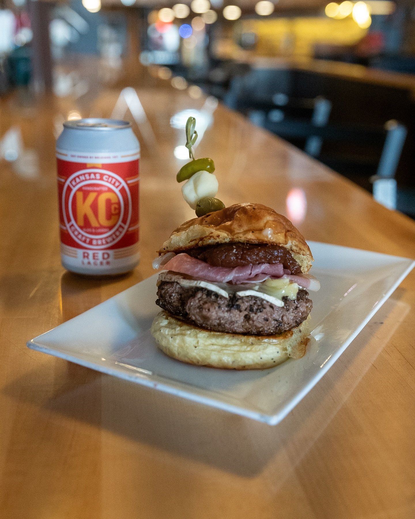 CHARC&rsquo;ATTACK
Farm to Market onion bun, pepper crusted lamb / beef patty, brie, prosciutto, apple butter, charcuterie skewer

Be fancy &amp; pair it with your favorite beverage 😊