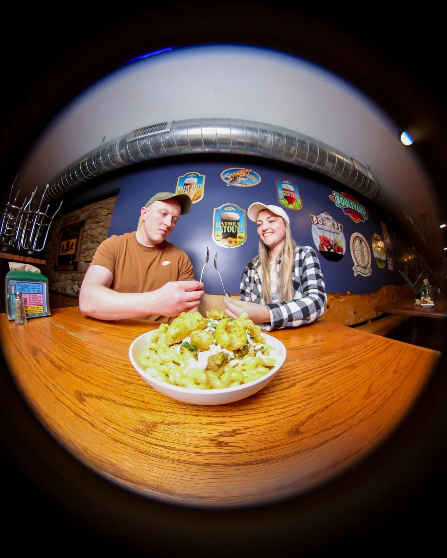 Crave it, share it.

Chili Pork Verde Mac

Pork verde, roasted poblano mac and cheese, crema, spicy chicharrones, cotija, cilantro 👀