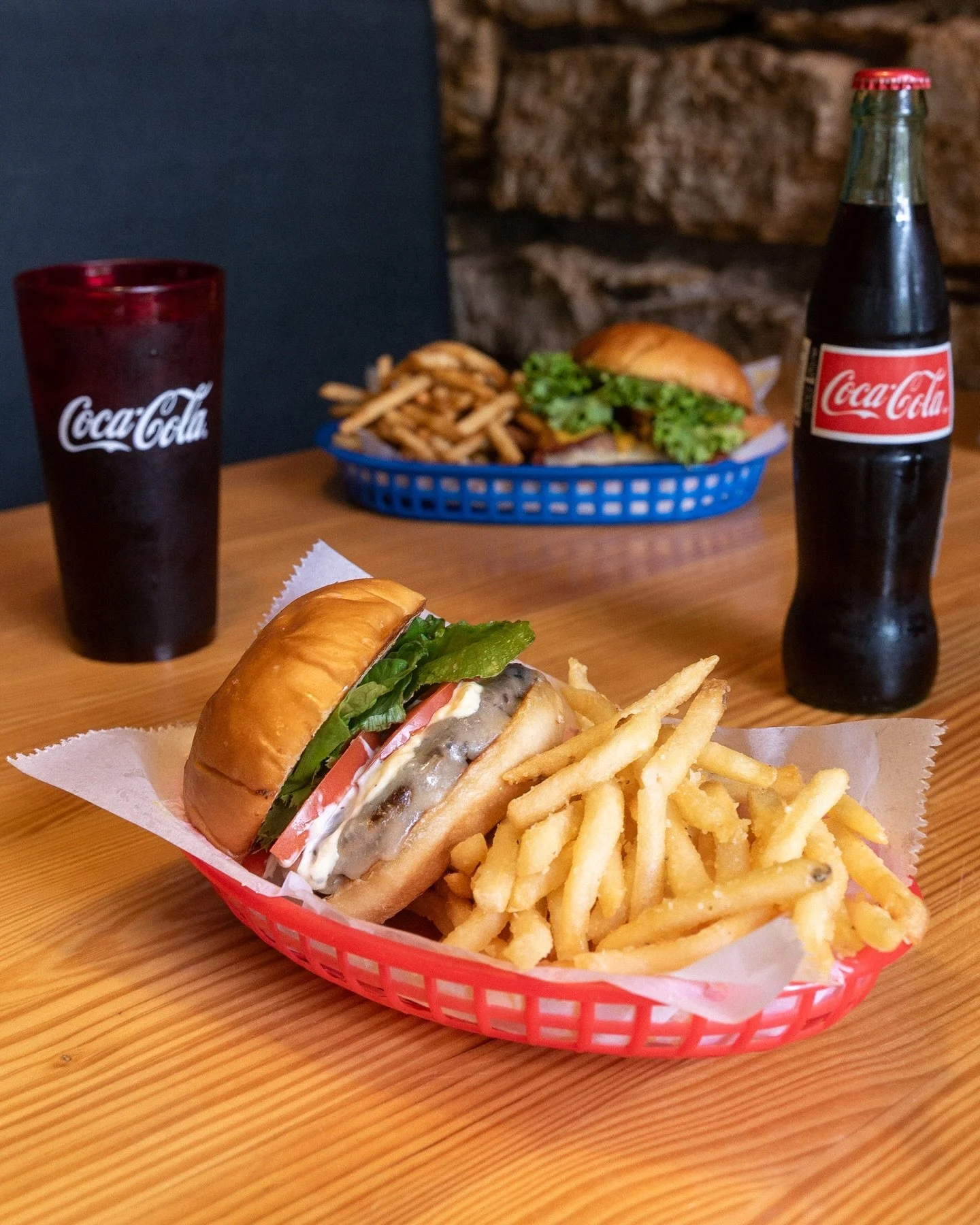 Burger Basket with a delicious Coca Cola 👀

Dress the burger how you like and choose your French fry style 🍔🍟