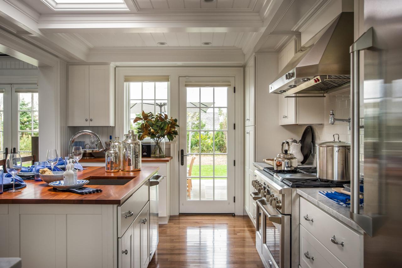 dh2015_kitchen_view-toward-patio_h.jpg.rend.hgtvcom.1280.853.jpeg