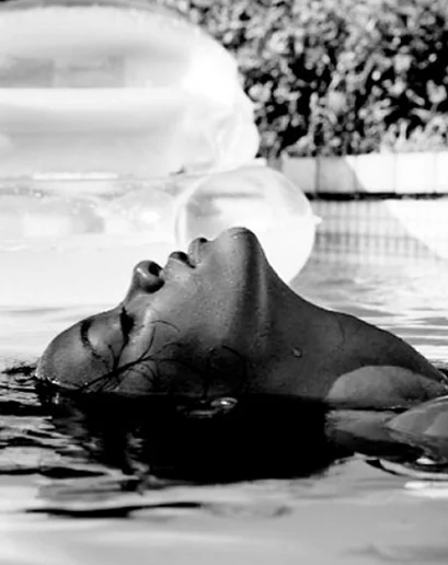 1426713418888_rihanna-in-the-water-15.jpg